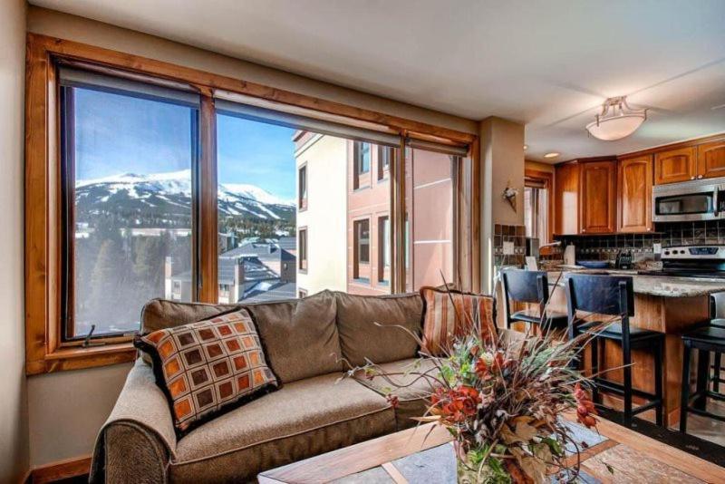 Alpine Retreat: Ski-in/ski-out Downtown