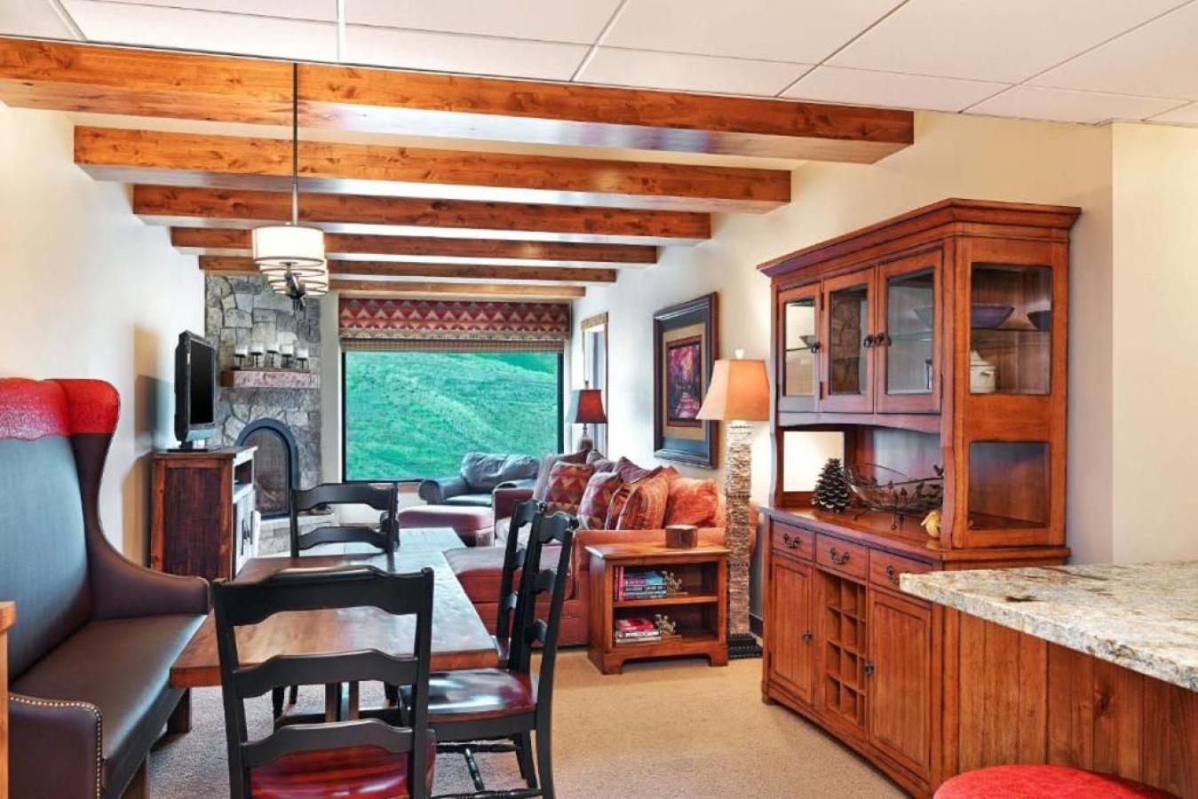 Focused With Amenities Including Dining Onsite Holiday home *