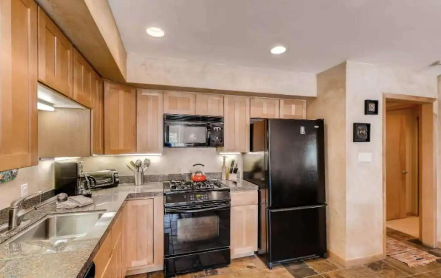 Location In The Heart Of Lions Head, Lockers, Jacuzzi And Pool