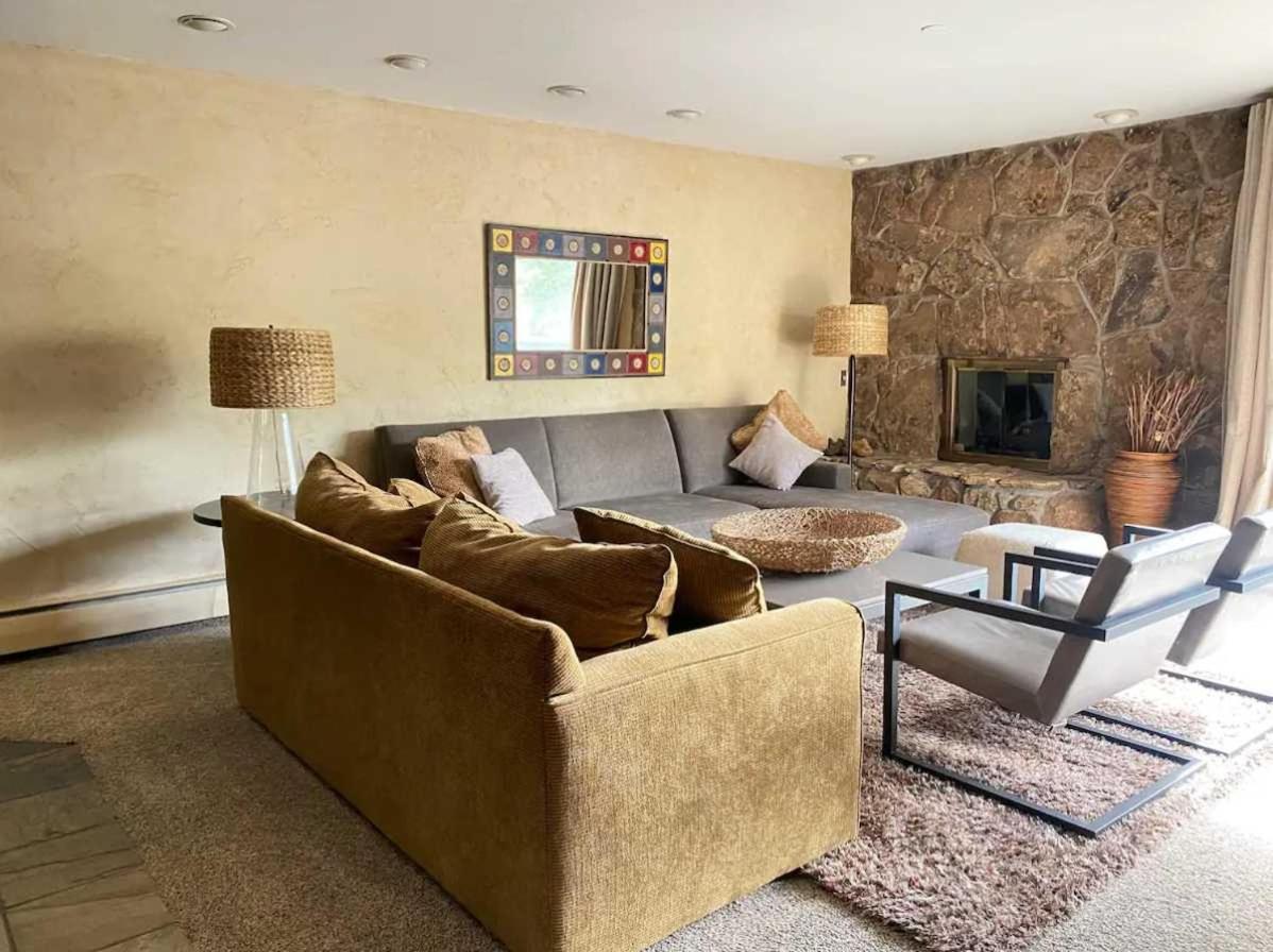 Location In The Heart Of Lions Head, Lockers, Jacuzzi And Pool Apartment