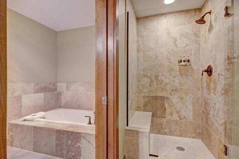 Apartamento One Hill Luxury Residence: Ski-in/ski-out With On-site Bowling *