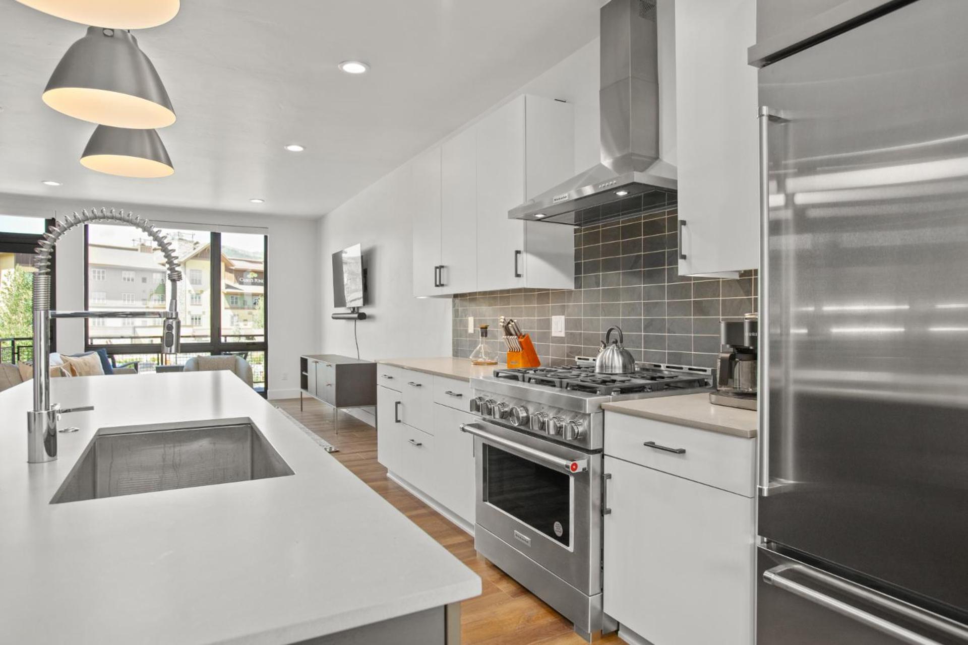 Urban Luxury At Competitive Rates - Rooftop Patio With Hot Tub - Perfect For 2 Families Holiday home