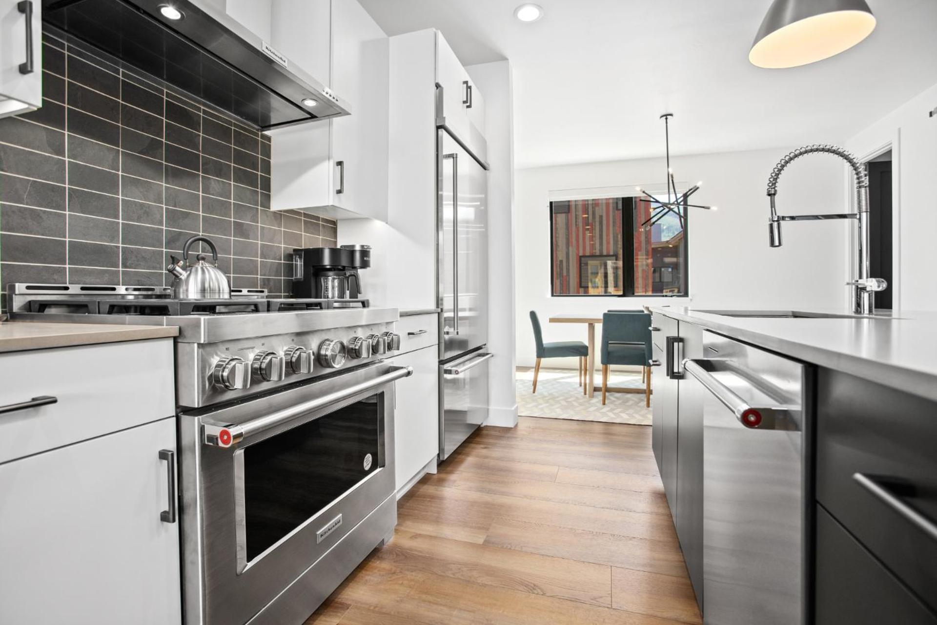 Holiday home Urban Luxury At Competitive Rates - Rooftop Patio With Hot Tub - Perfect For 2 Families *