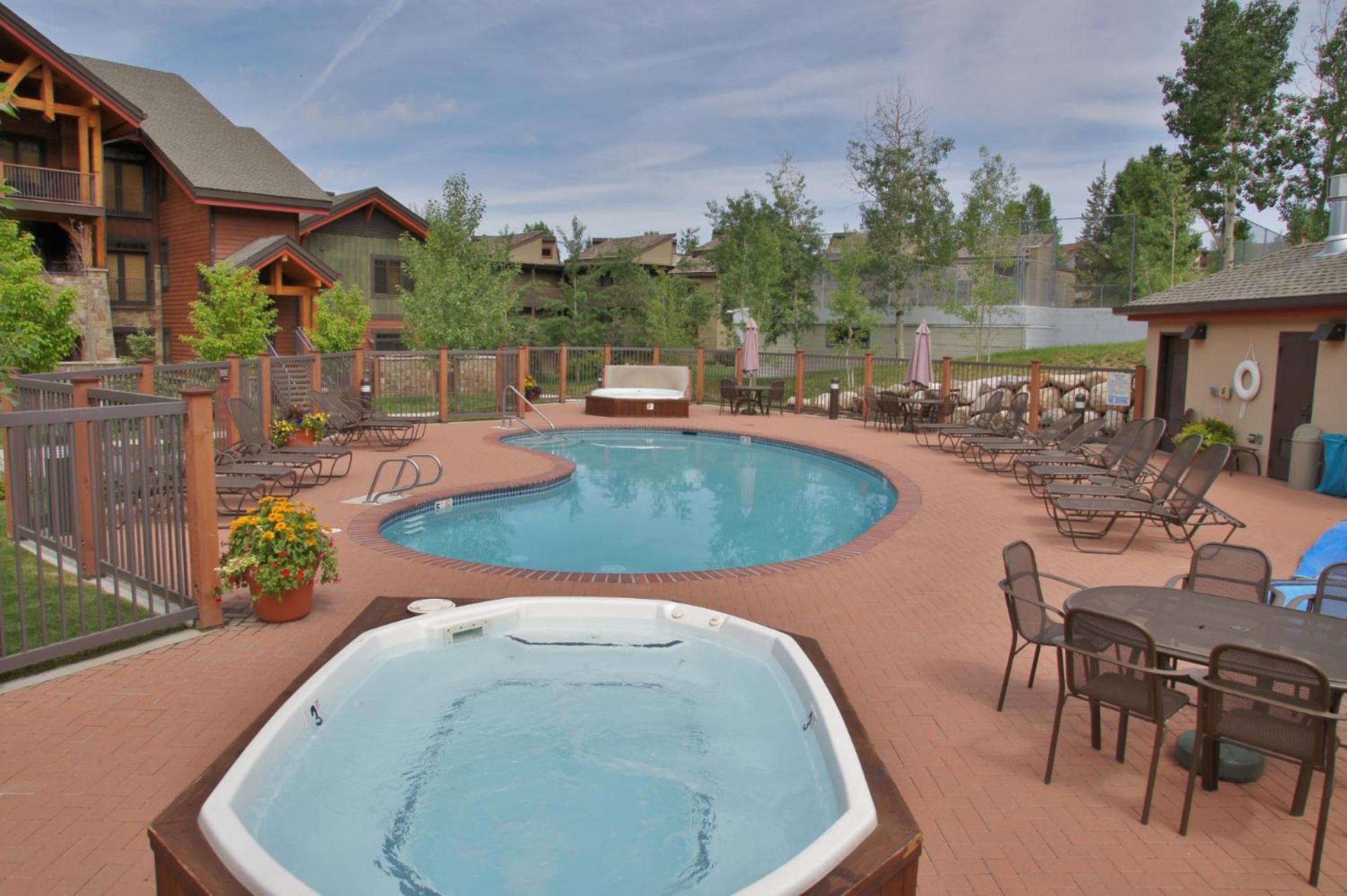 4 Pools And 10 Hot Tubs, Renovated Penthouse Condo, Season Private Shuttle Steamboat Springs