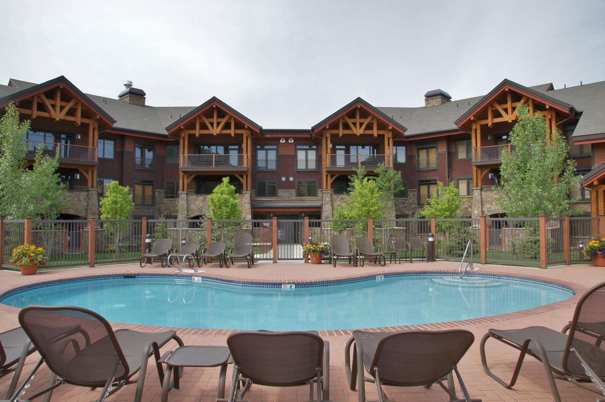 Outdoor Pools And Hot Tubs, Air Conditioning, Washer & Dryer In Unit, Mountain Views