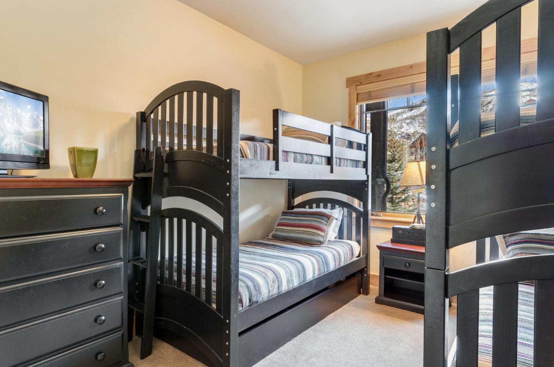 Holiday home Outdoor Pools And Hot Tubs, Air Conditioning, Washer & Dryer In Unit, Mountain Views