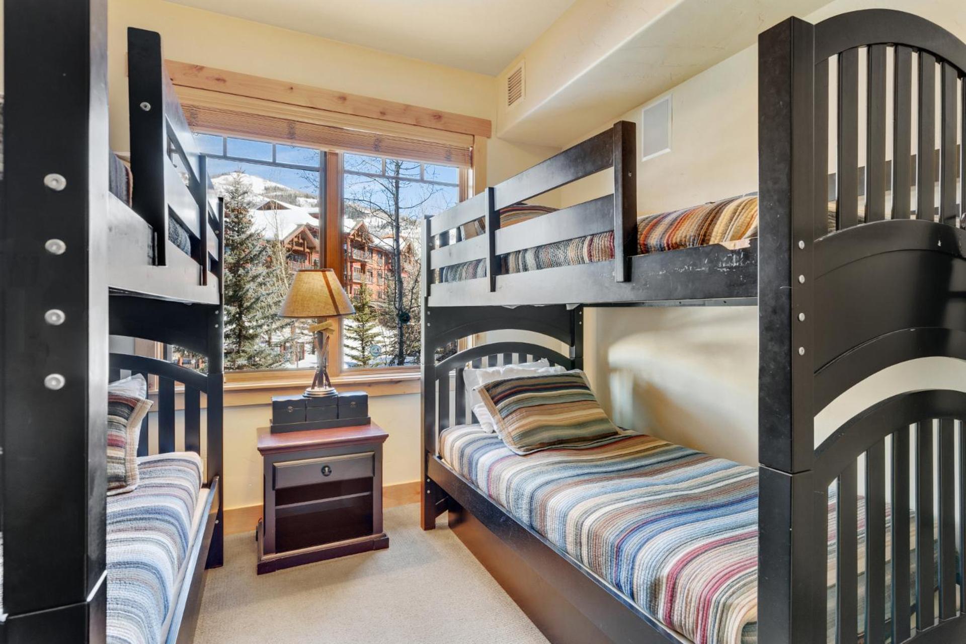 Outdoor Pools And Hot Tubs, Air Conditioning, Washer & Dryer In Unit, Mountain Views