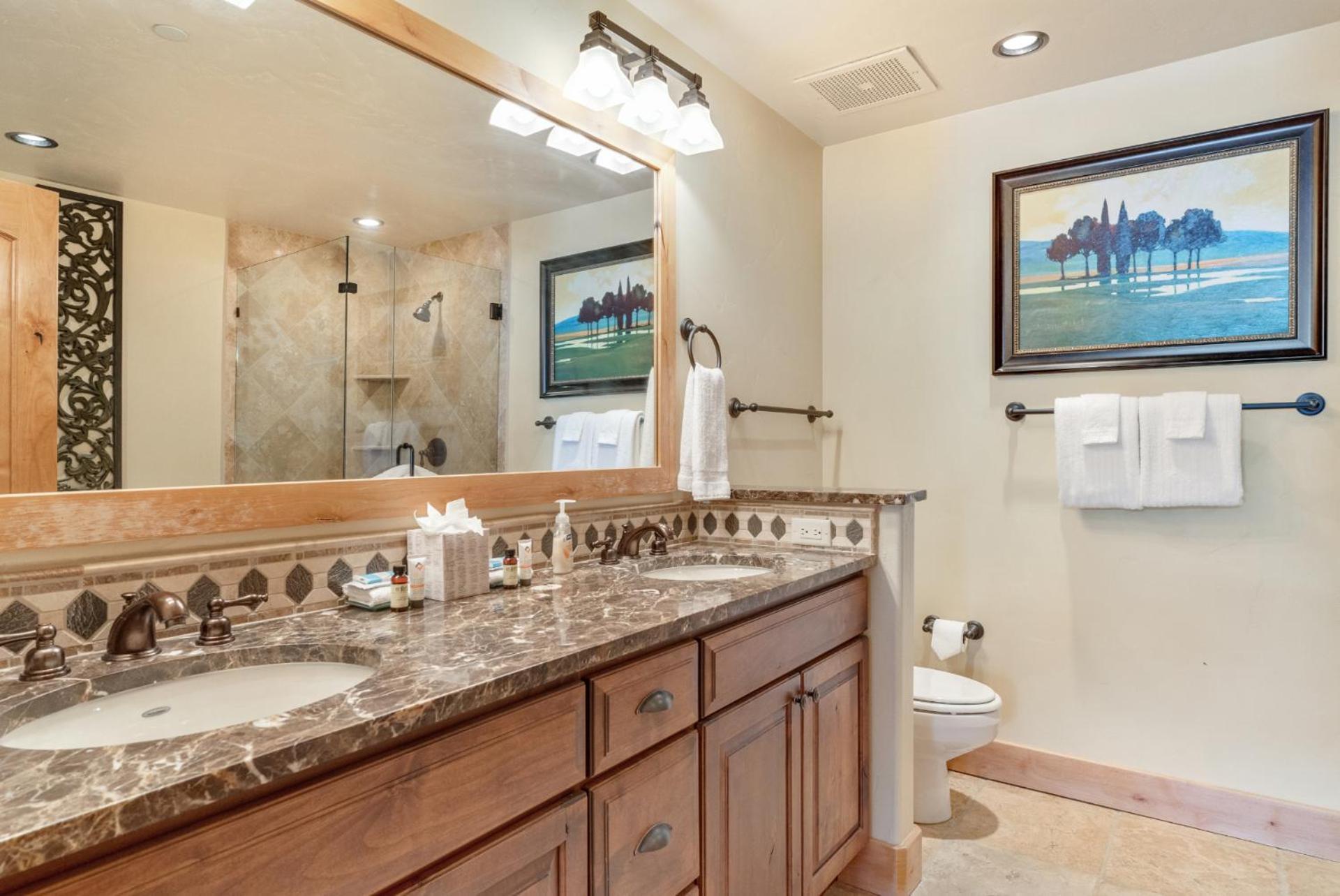 Outdoor Pools And Hot Tubs, Air Conditioning, Washer & Dryer In Unit, Mountain Views