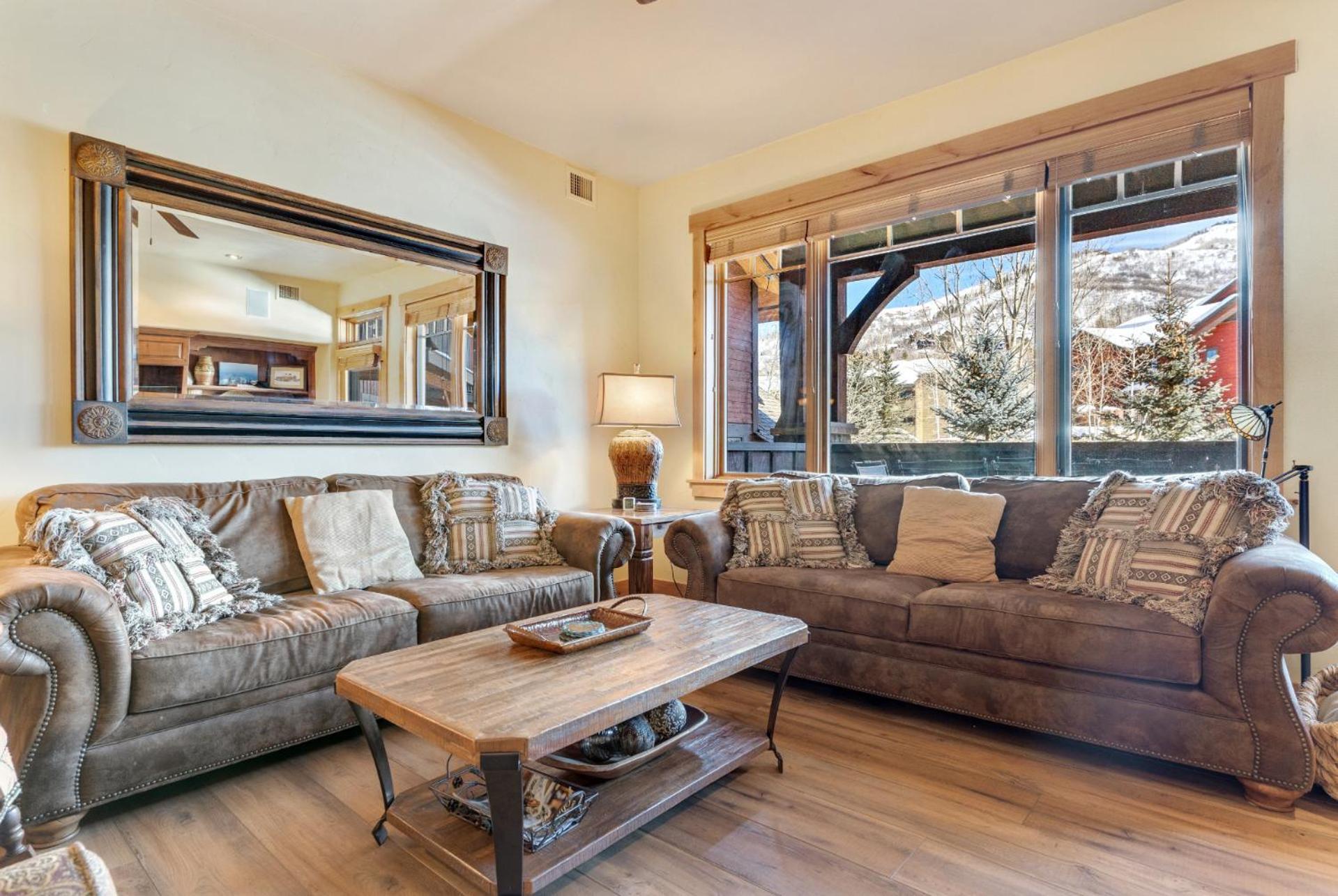 Outdoor Pools And Hot Tubs, Air Conditioning, Washer & Dryer In Unit, Mountain Views *