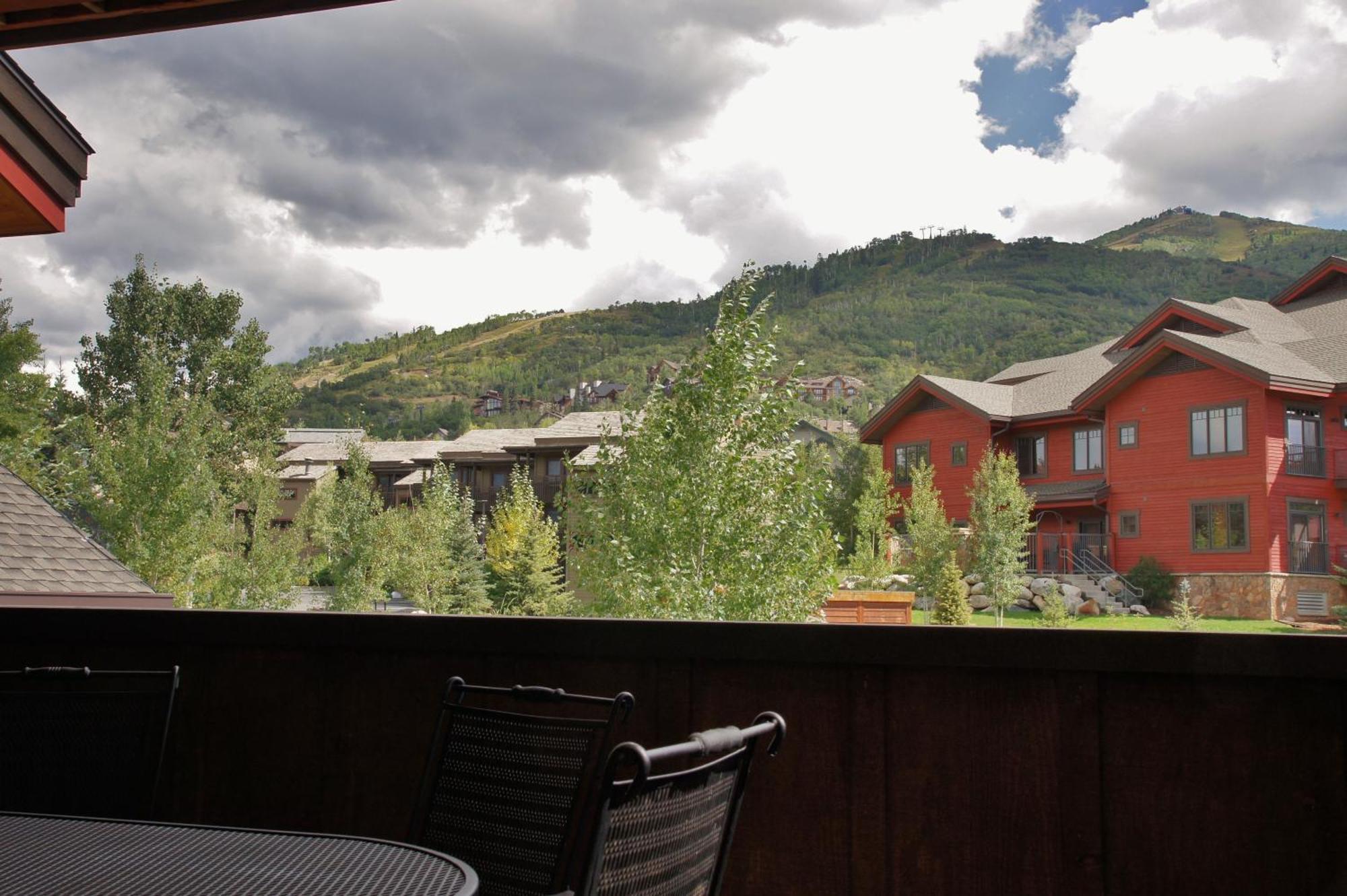 Outdoor Pools And Hot Tubs, Air Conditioning, Washer & Dryer In Unit, Mountain Views