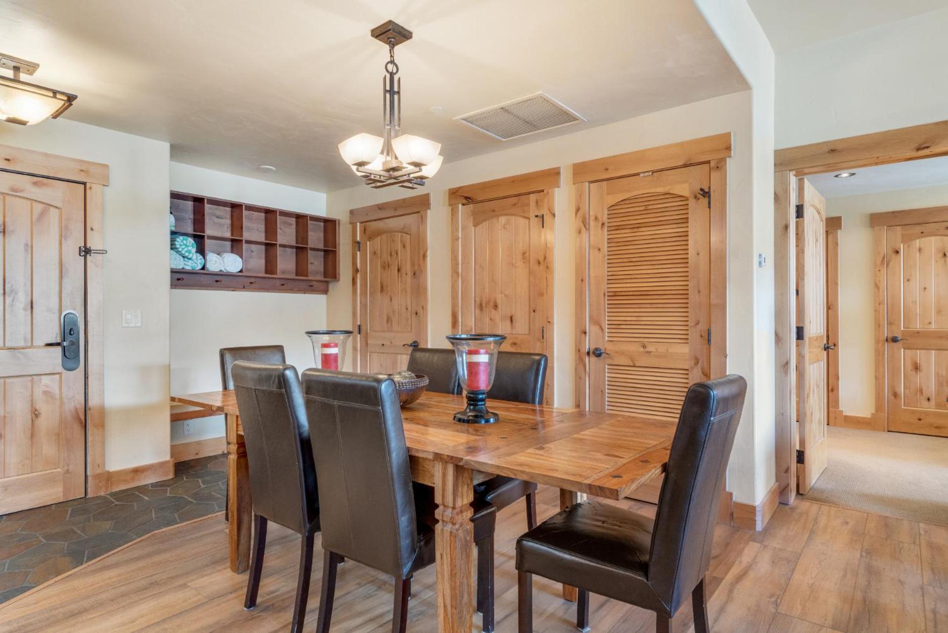 Holiday home Outdoor Pools And Hot Tubs, Air Conditioning, Washer & Dryer In Unit, Mountain Views