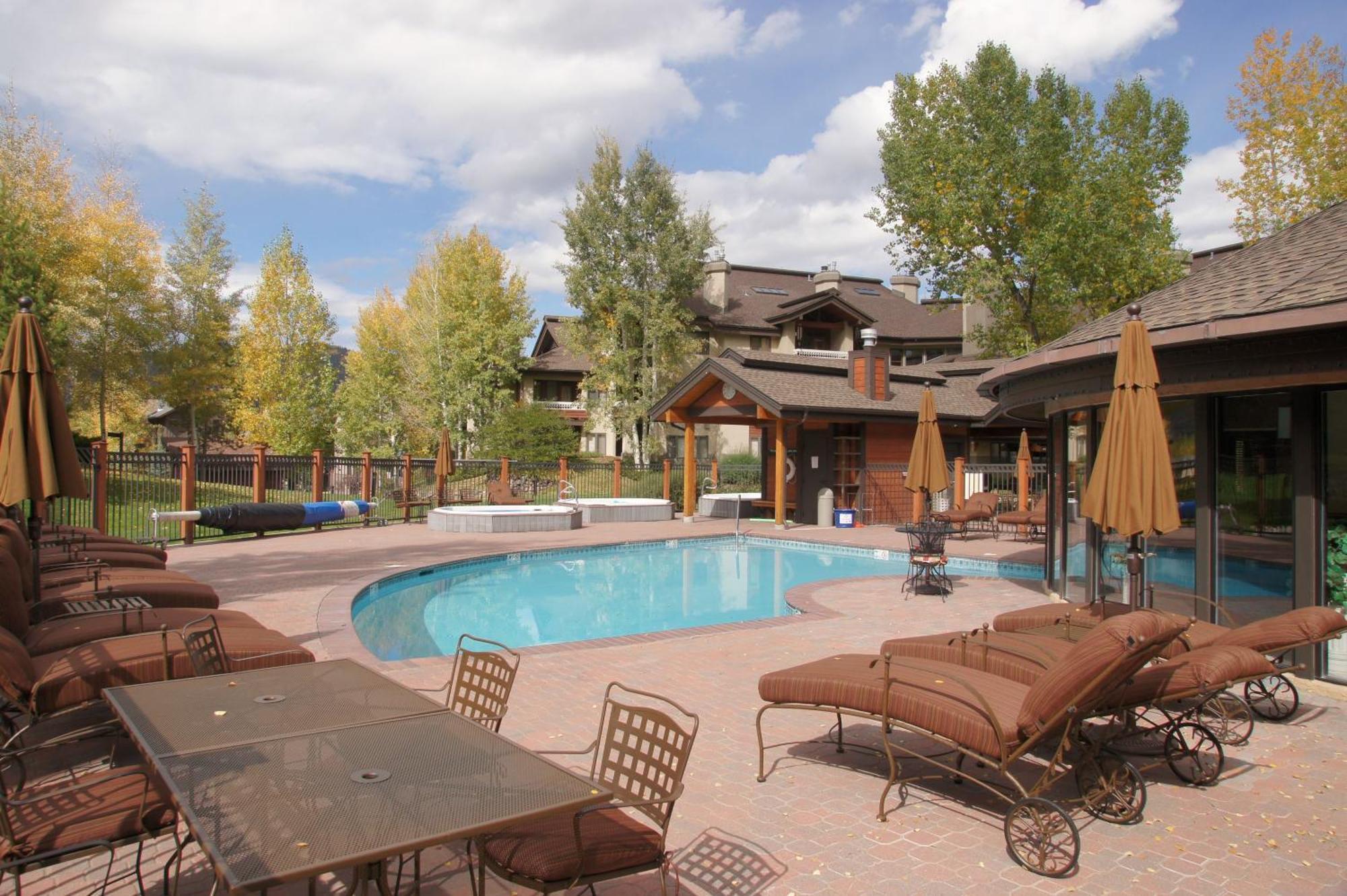 Outdoor Pools And Hot Tubs, Air Conditioning, Washer & Dryer In Unit, Mountain Views