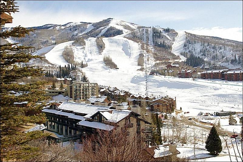 2 Outdoor Hot Tubs, Great Views, Two Bedrooms Loft Steamboat Springs