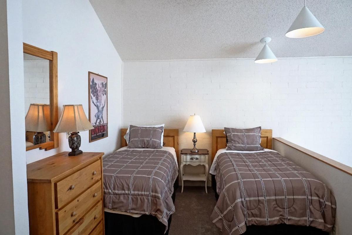 2 Outdoor Hot Tubs, Great Views, Two Bedrooms Loft * Steamboat Springs