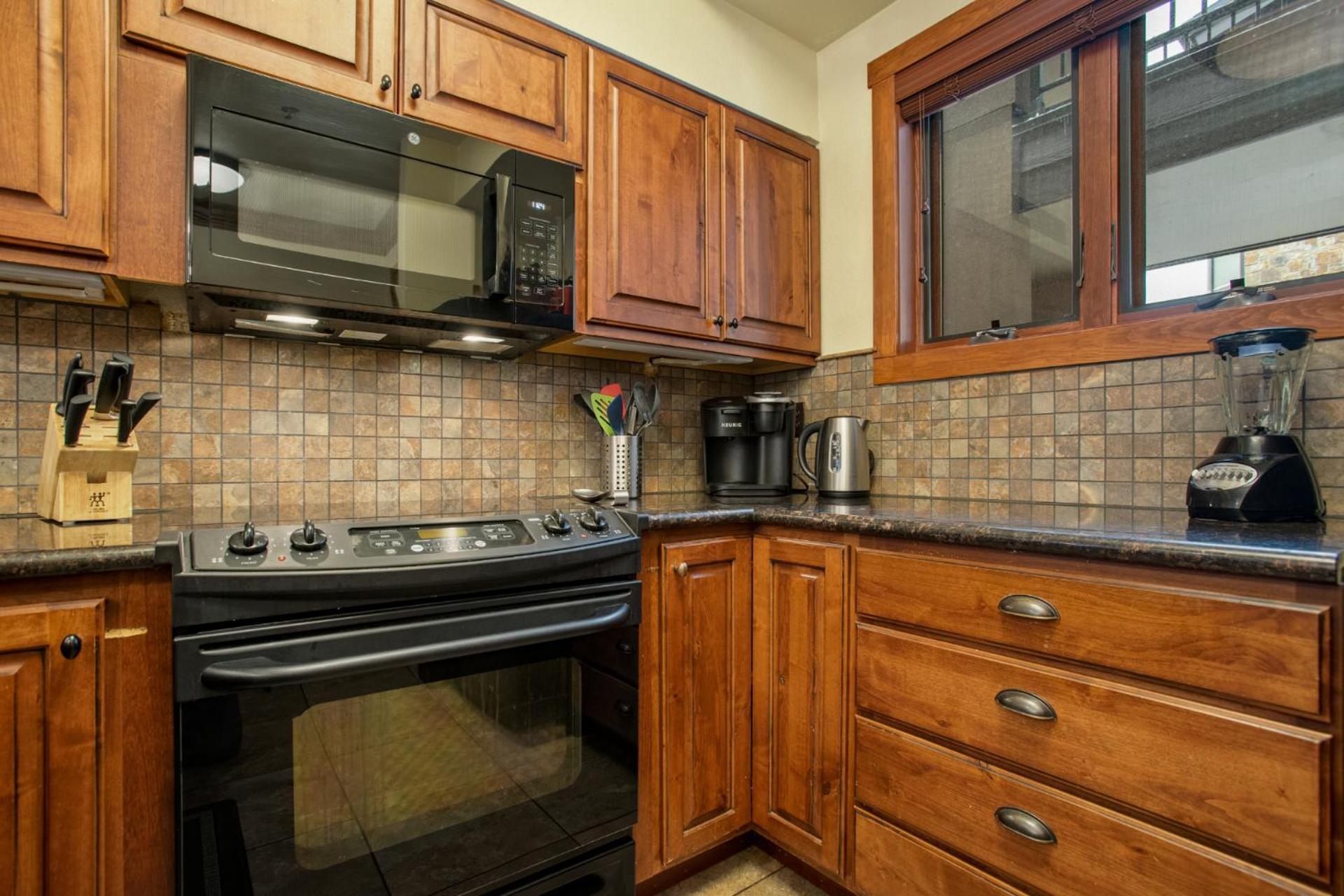 Snow Flower 204 -reduced Rates- Pool, Hot Tub, Balcony With Views, Steps To Gondolas, Restaurants Casa de férias Steamboat Springs
