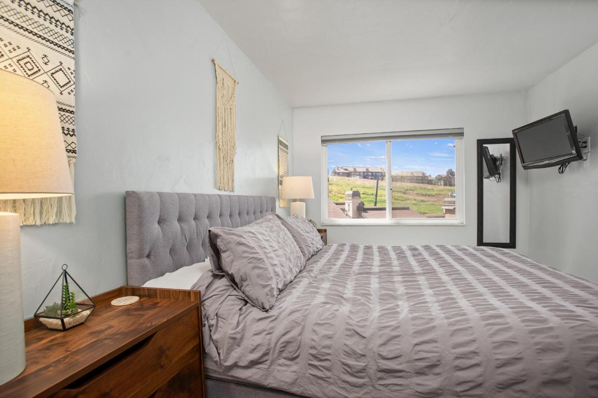Holiday home In, Out, Slope Views, California King, Recently Renovated