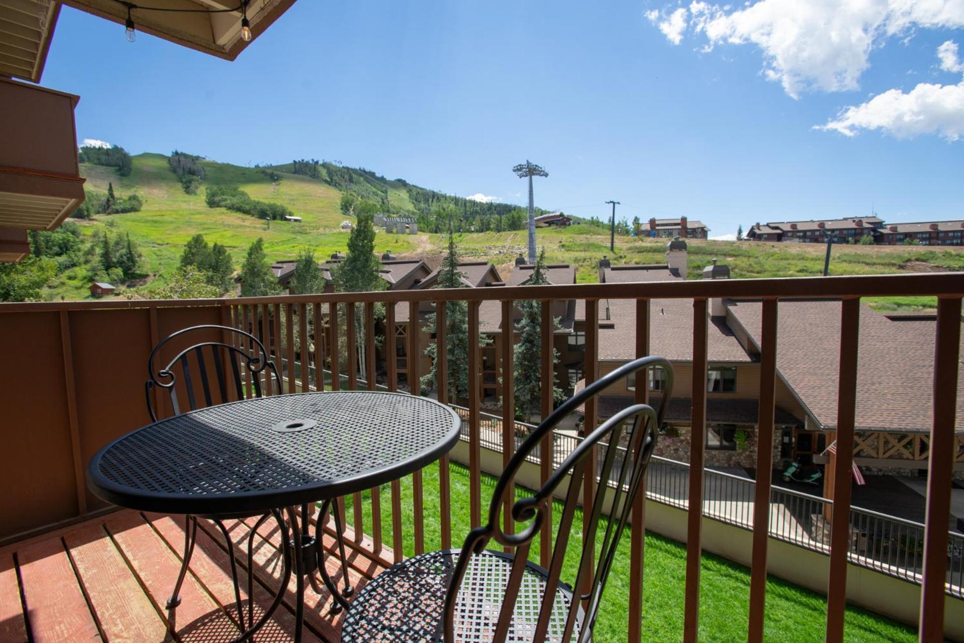 In, Out, Slope Views, California King, Recently Renovated Holiday home