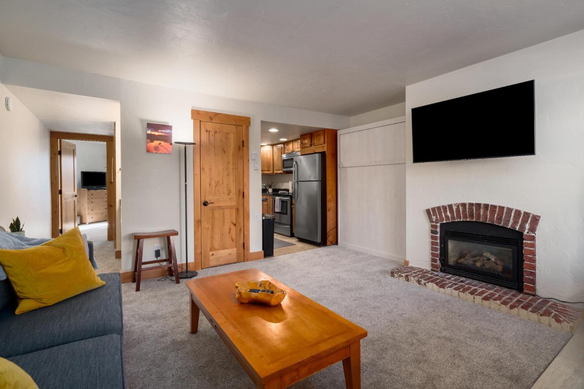 In Out, Hot Tub, Gas Grill In Picnic Area Holiday home Steamboat Springs