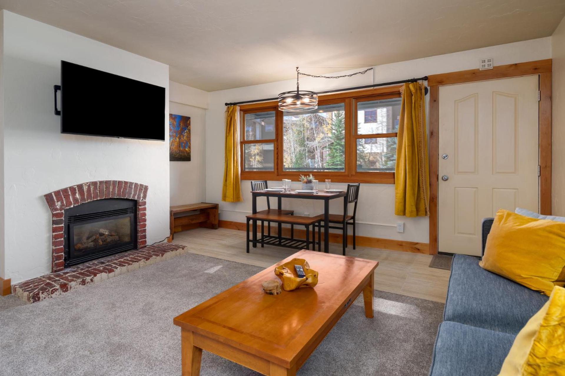 In Out, Hot Tub, Gas Grill In Picnic Area Holiday home Steamboat Springs