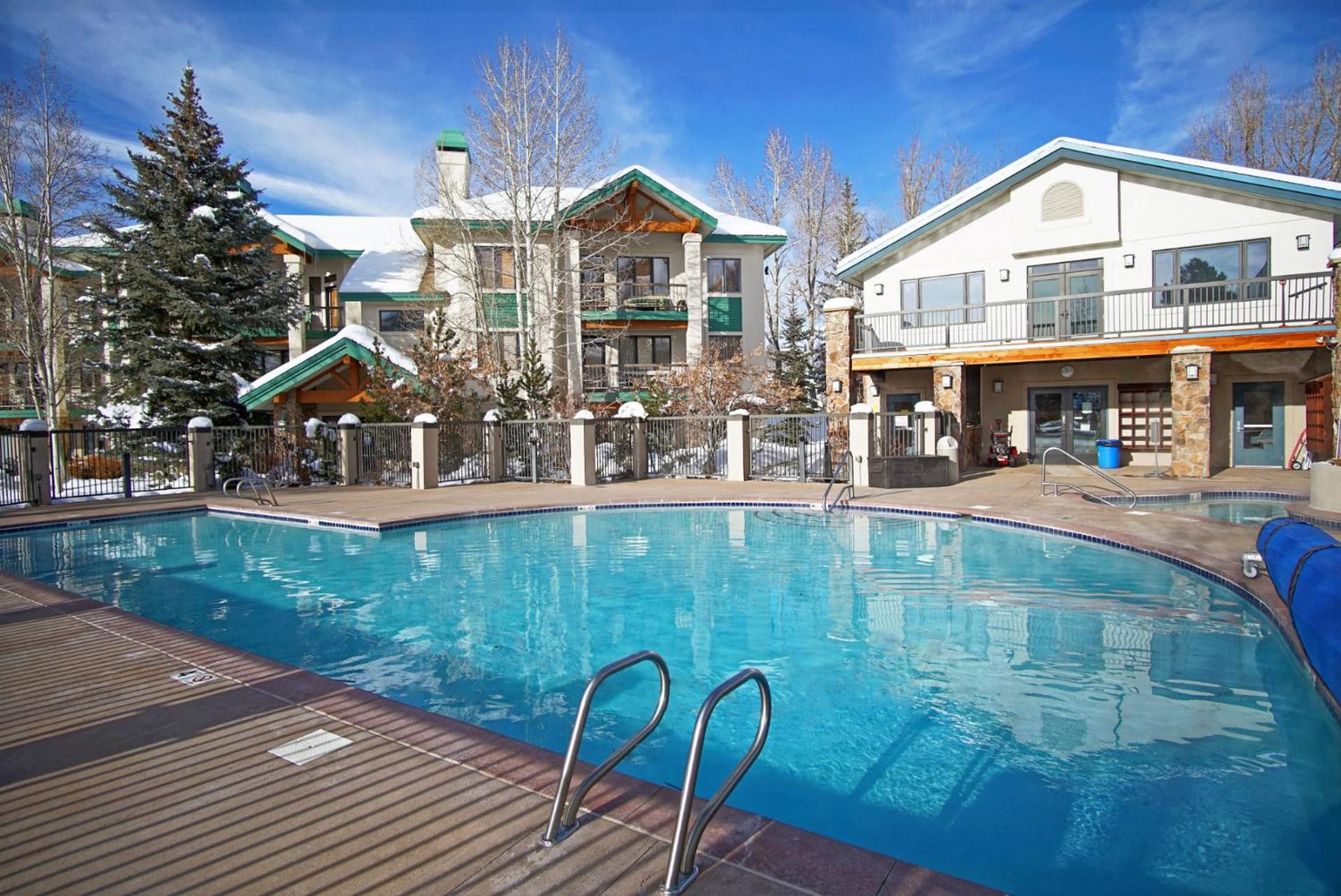 Pool, Hot Tub, In Out Studio, King Bed Holiday home *