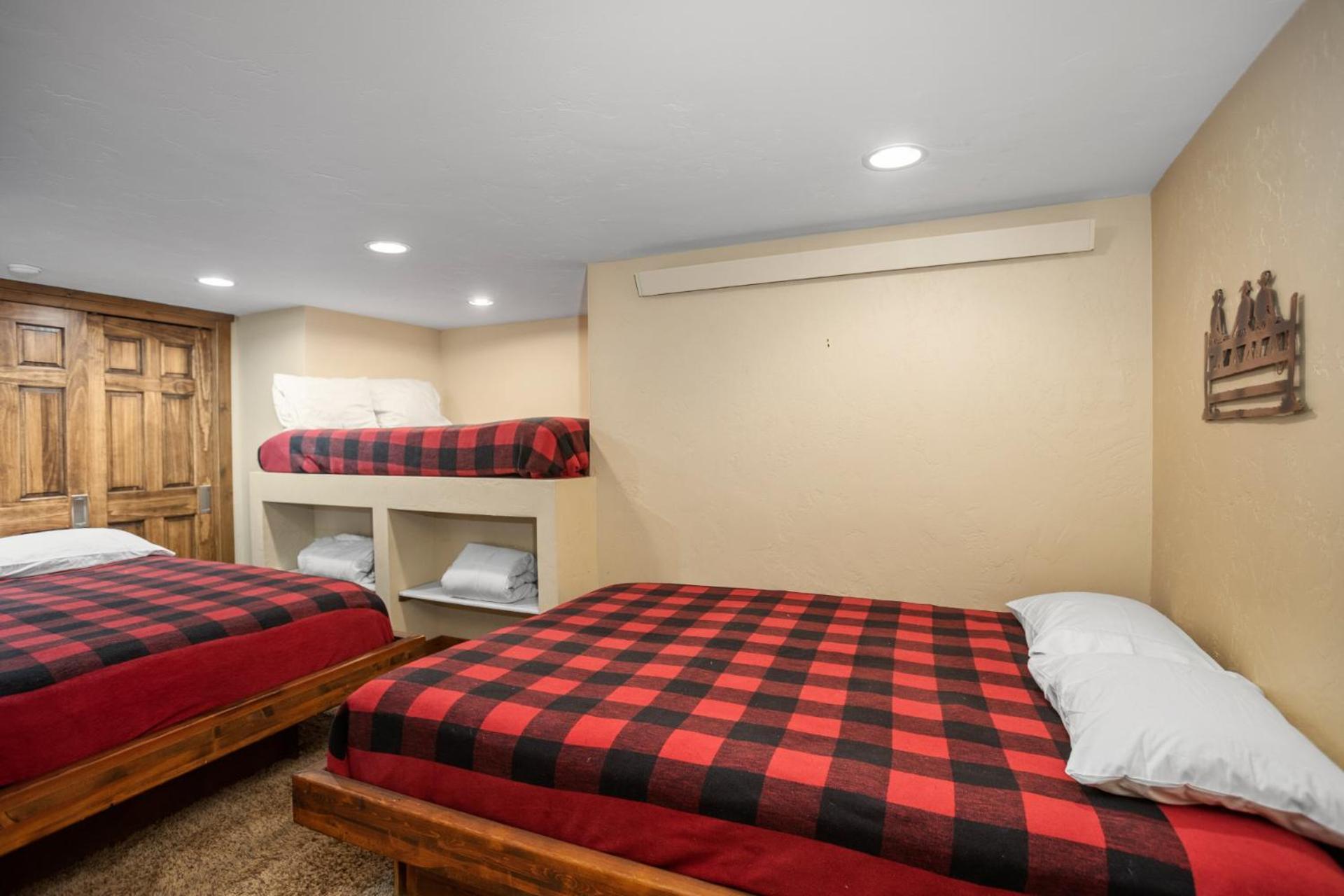 Walk To Slopes, Heated Pool & Hot Tub, Ground Level Unit Holiday home