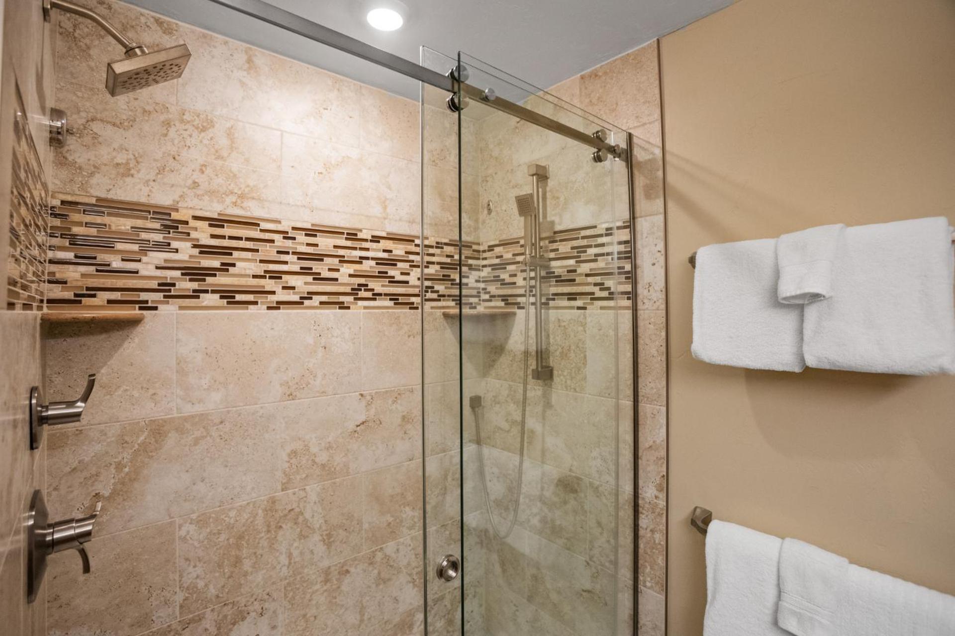 Walk To Slopes, Heated Pool & Hot Tub, Ground Level Unit *