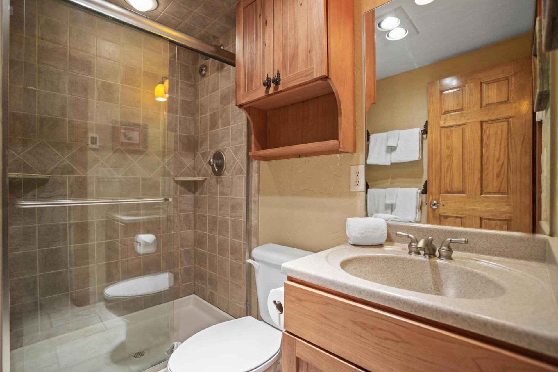 Walk To Slopes, Heated Pool & Hot Tub, Ground Level Unit