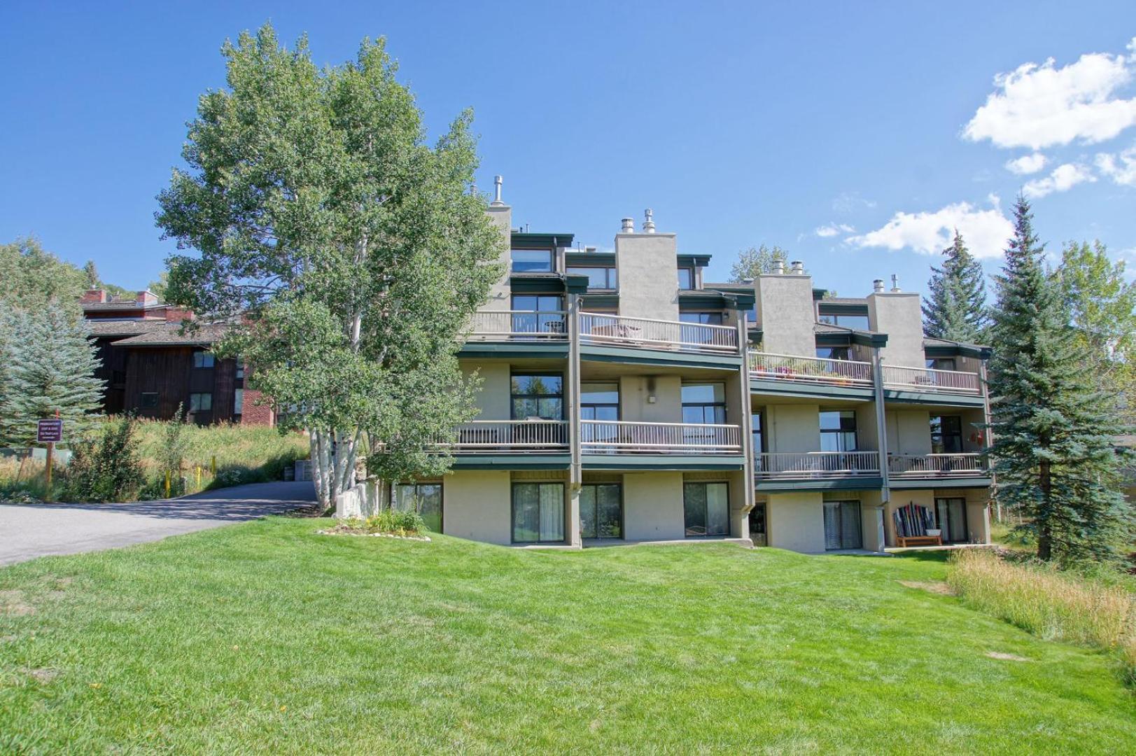 Heated Pool & Hot Tub, Walk To Slopes, Ground Level Unit Holiday home *