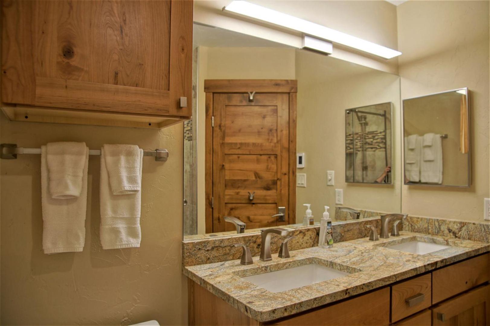 Heated Pool & Hot Tub, Walk To Slopes, Ground Level Unit *
