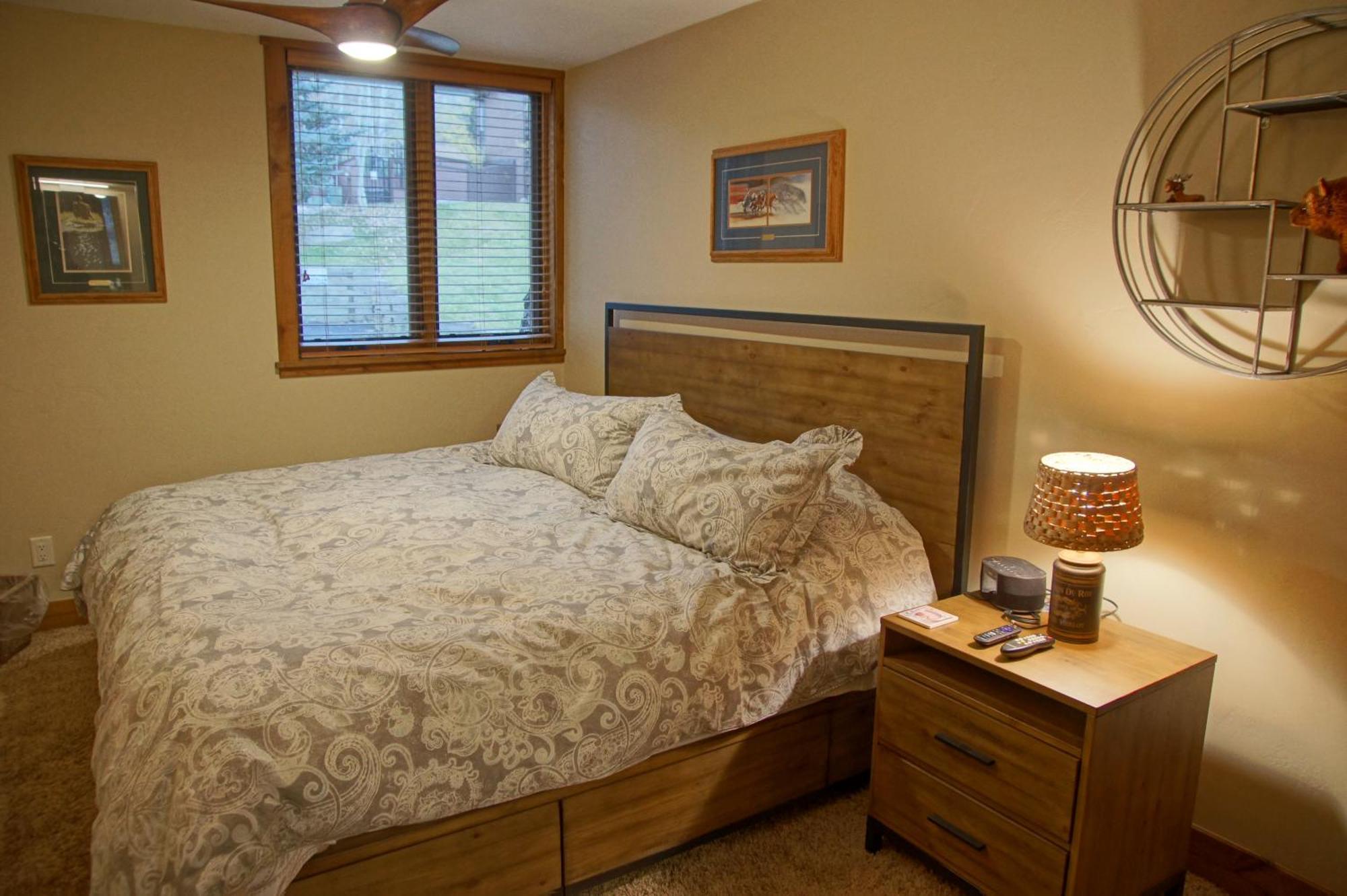 Heated Pool & Hot Tub, Walk To Slopes, Ground Level Unit Holiday home