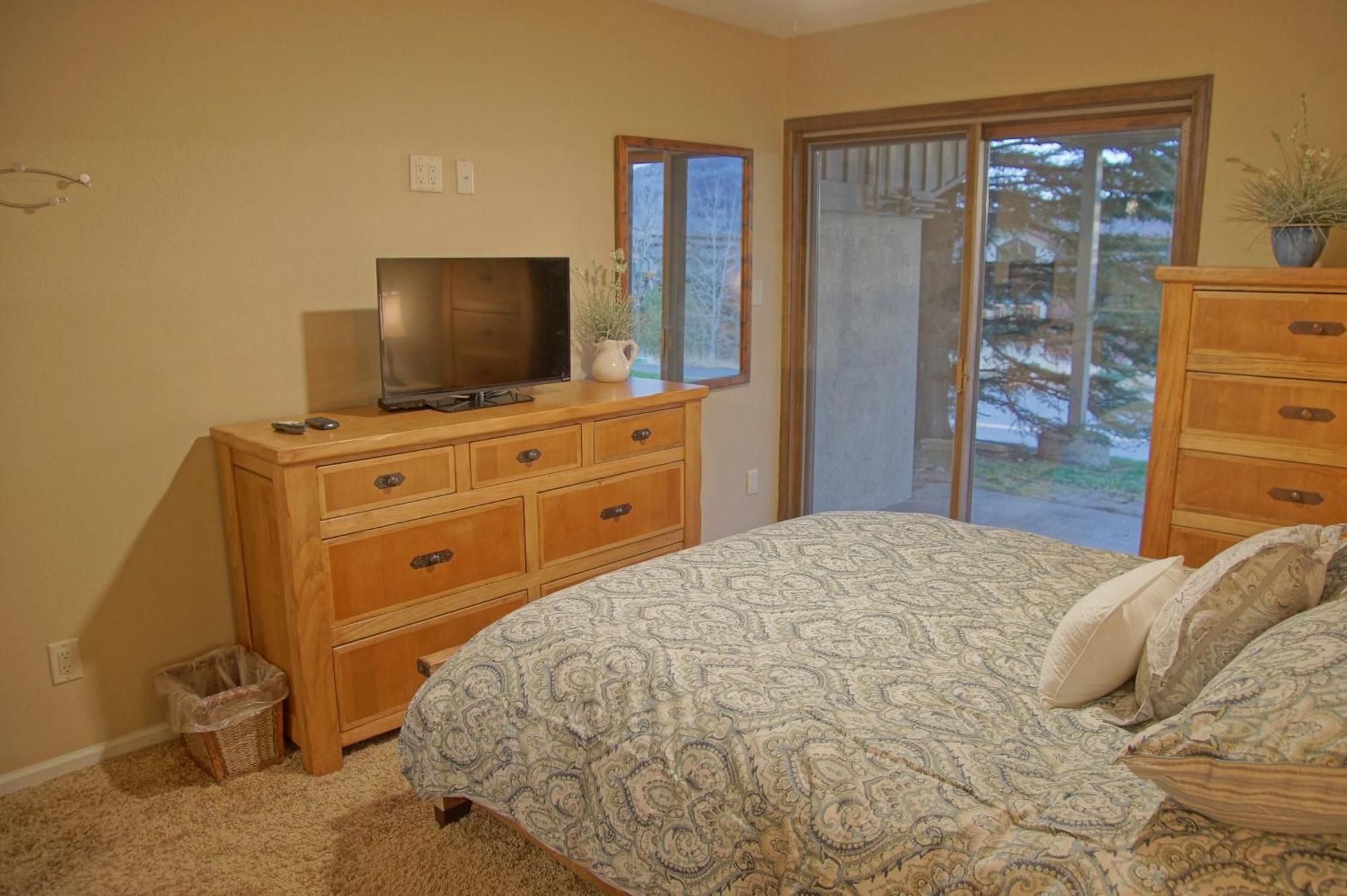 Heated Pool & Hot Tub, Walk To Slopes, Ground Level Unit Holiday home Steamboat Springs