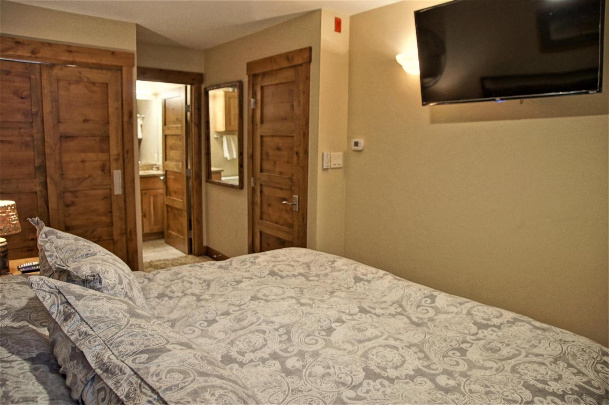 Heated Pool & Hot Tub, Walk To Slopes, Ground Level Unit