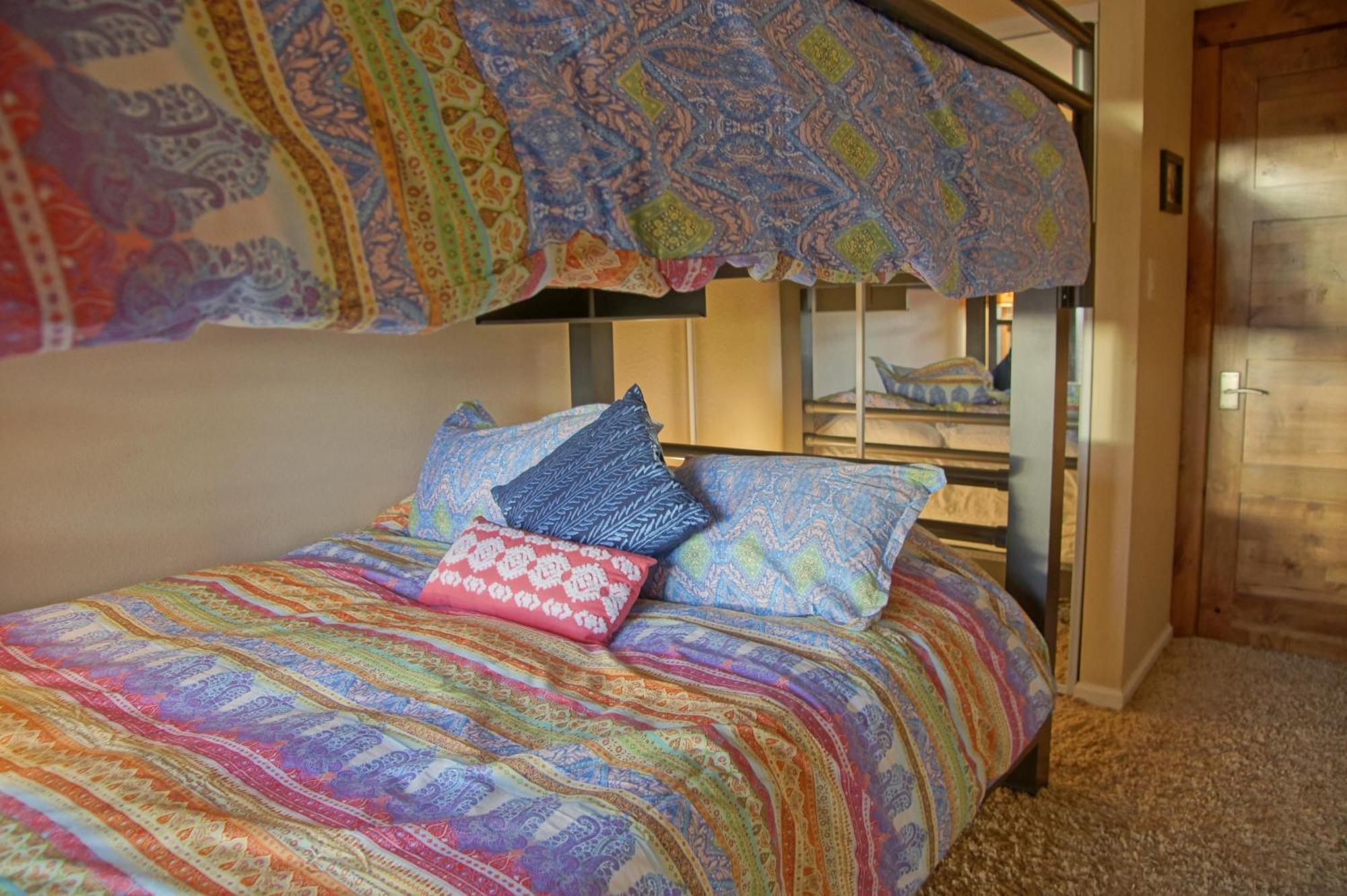 Heated Pool & Hot Tub, Walk To Slopes, Ground Level Unit Holiday home