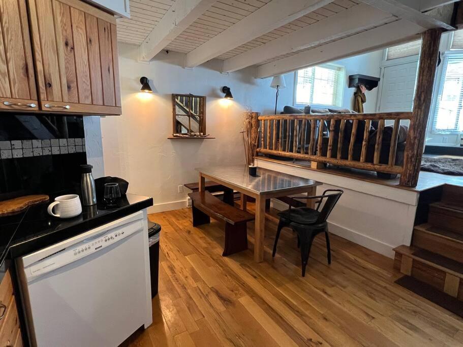 In, Out Cozy Creek Side W Front Yard Holiday home Steamboat Springs