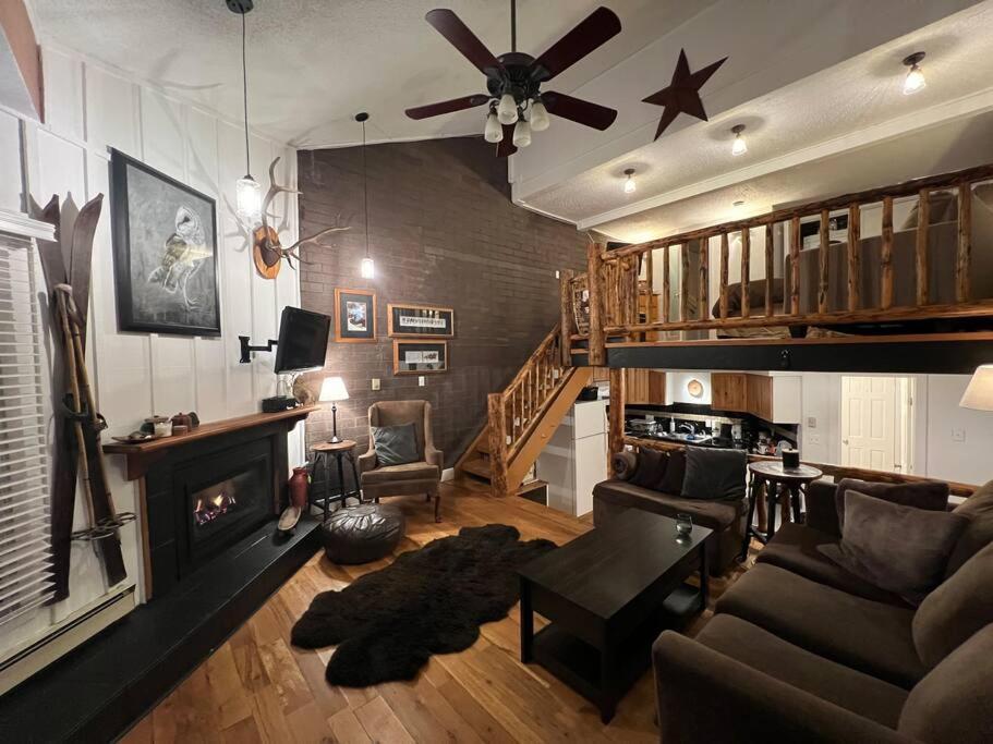 In, Out Cozy Creek Side W Front Yard Holiday home