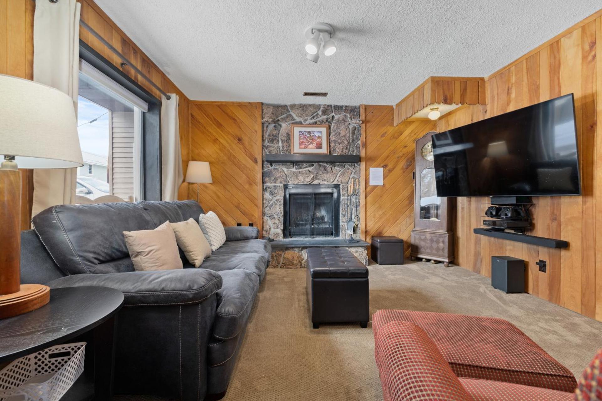 Holiday home Pet Friendly, Wood Burning Fireplace, On Bus Route, Easy Walk To Main Street Steamboat Springs