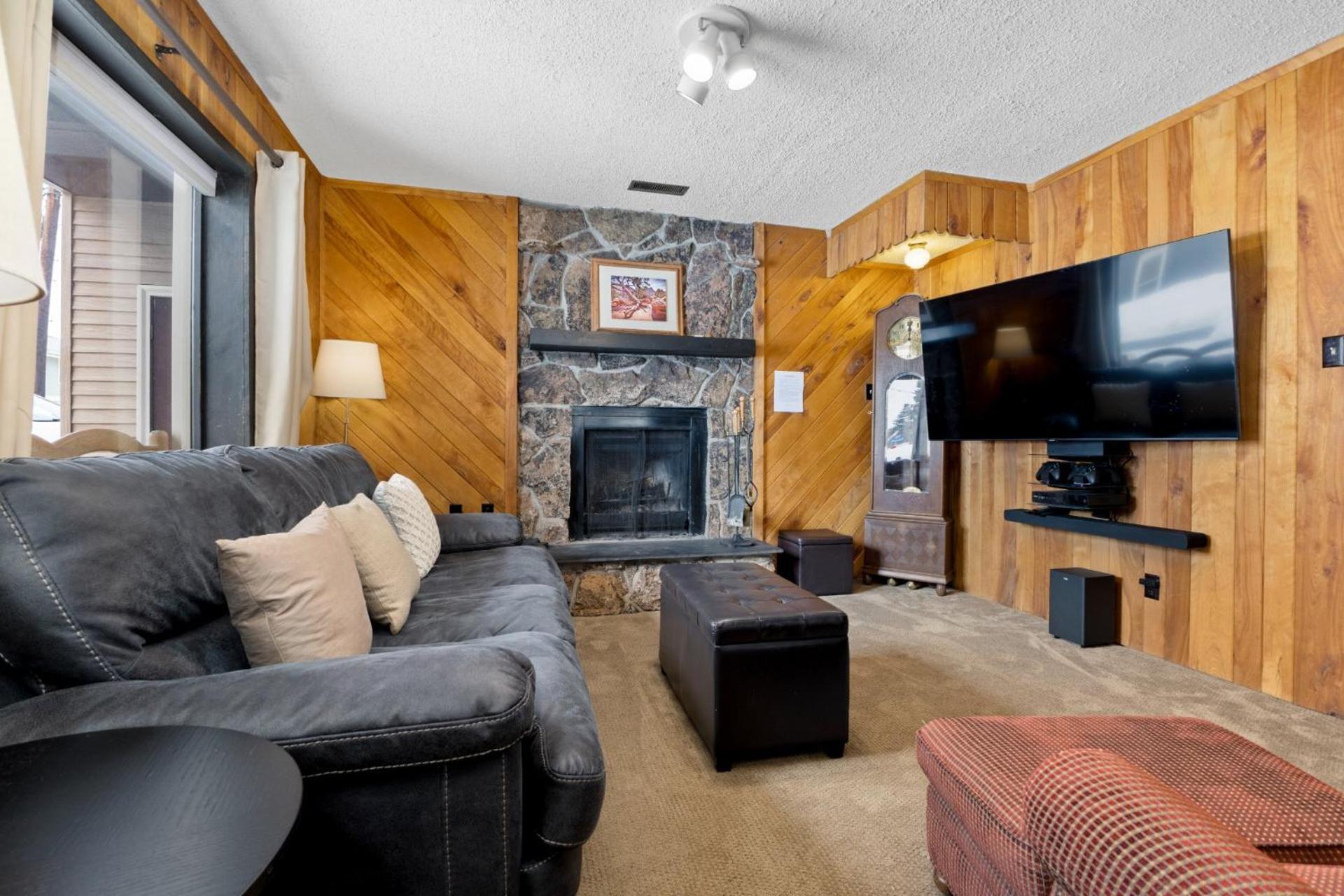 Holiday home Pet Friendly, Wood Burning Fireplace, On Bus Route, Easy Walk To Main Street