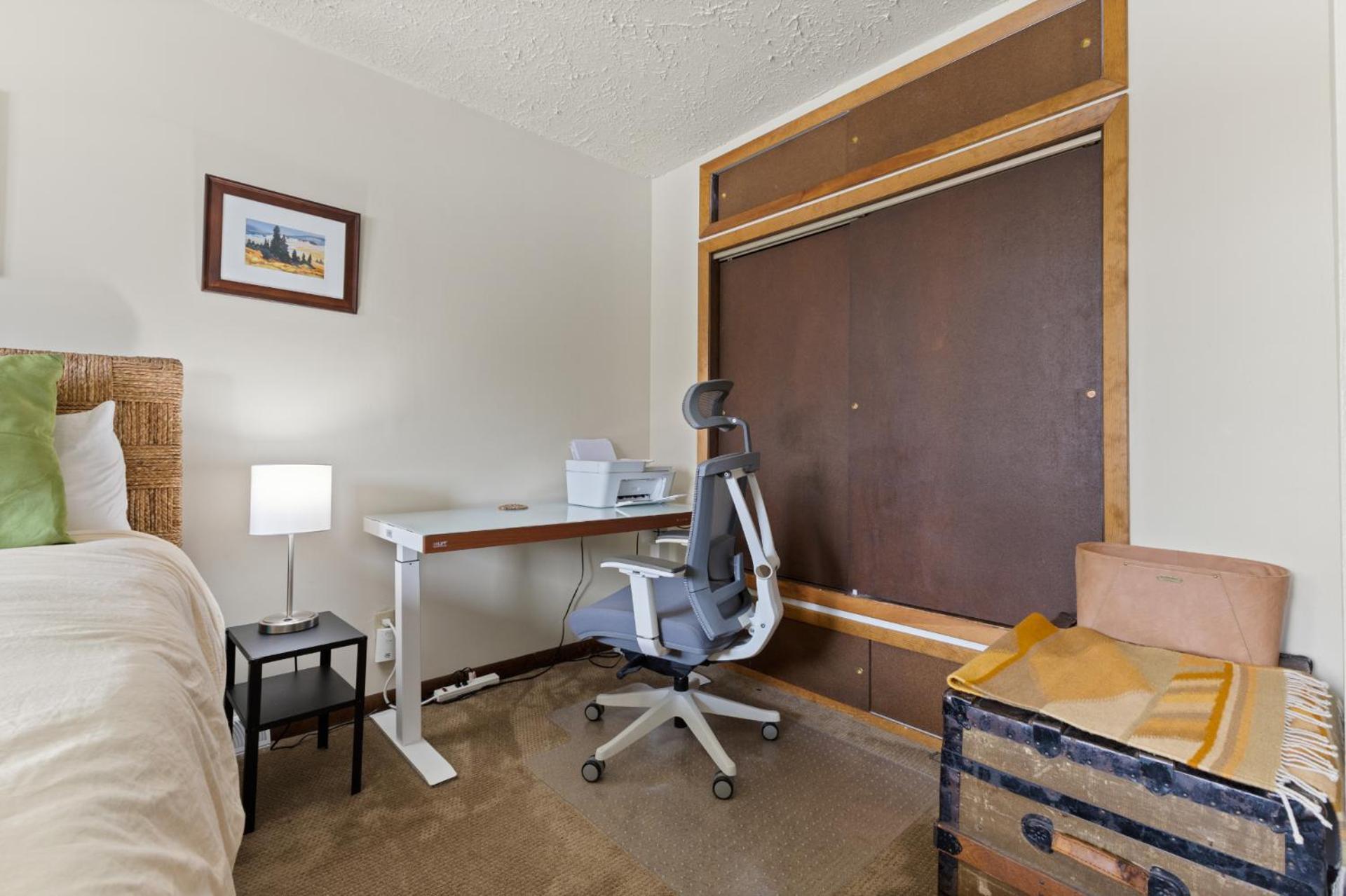 Pet Friendly, Wood Burning Fireplace, On Bus Route, Easy Walk To Main Street *