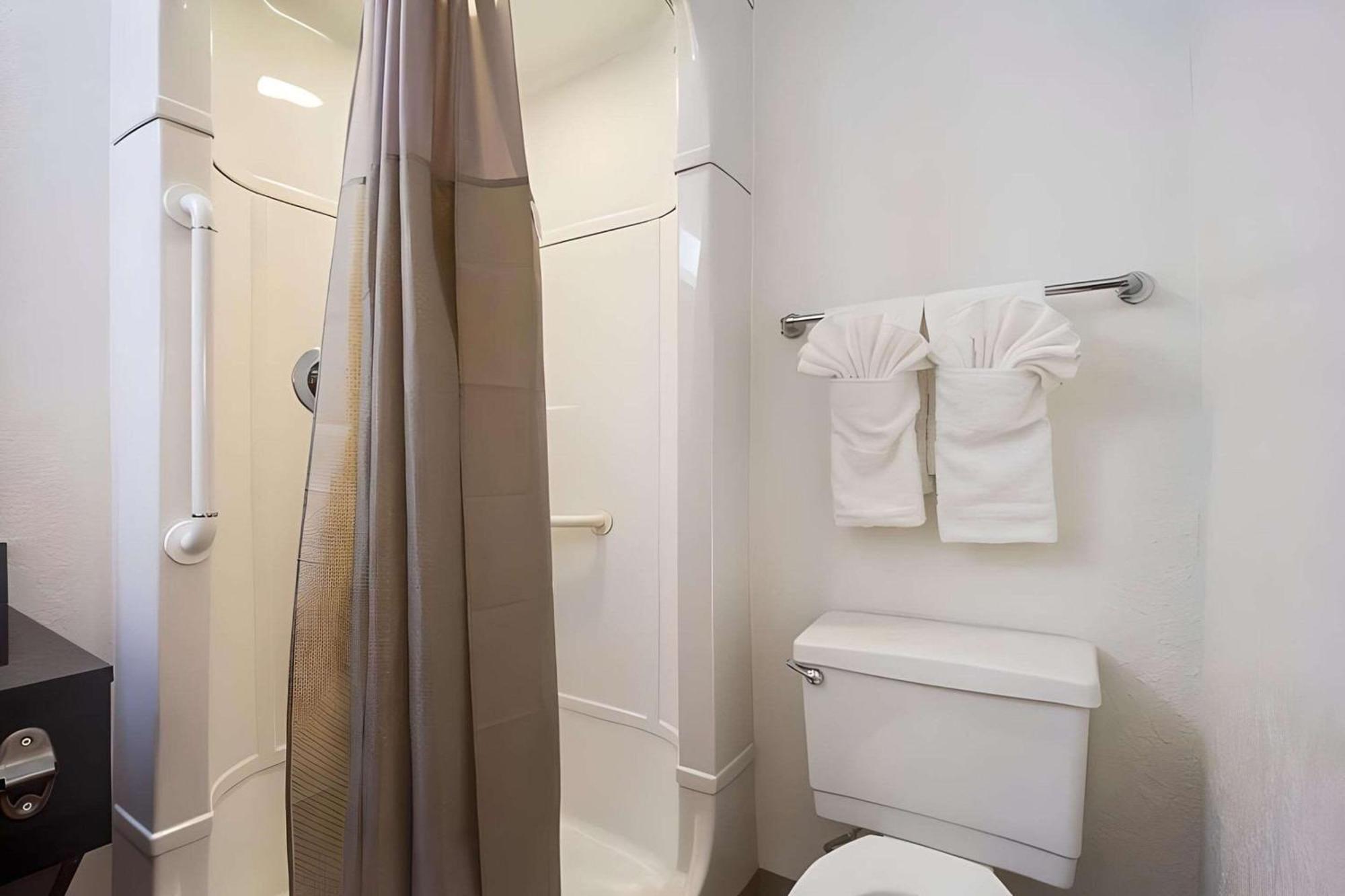Park By Radisson, 2* Lakewood