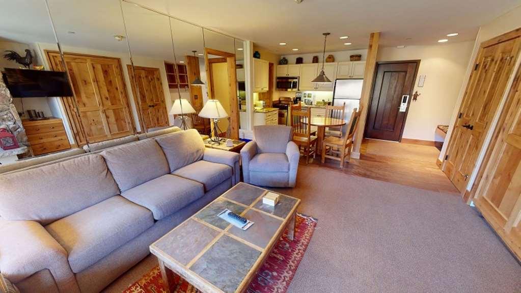 Lodge Manor