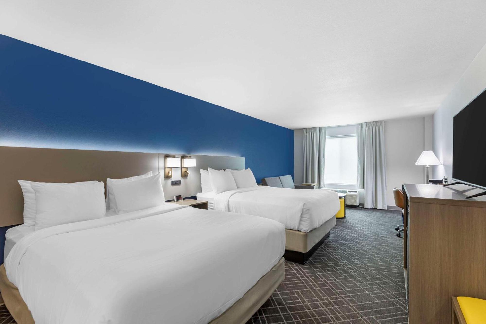 Comfort & On The River 3*