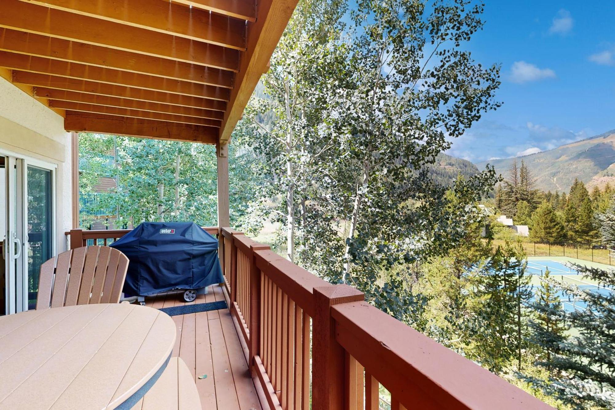 Beautiful East 3 Bedroom W/hot Tub On Shuttle Route. Apartment