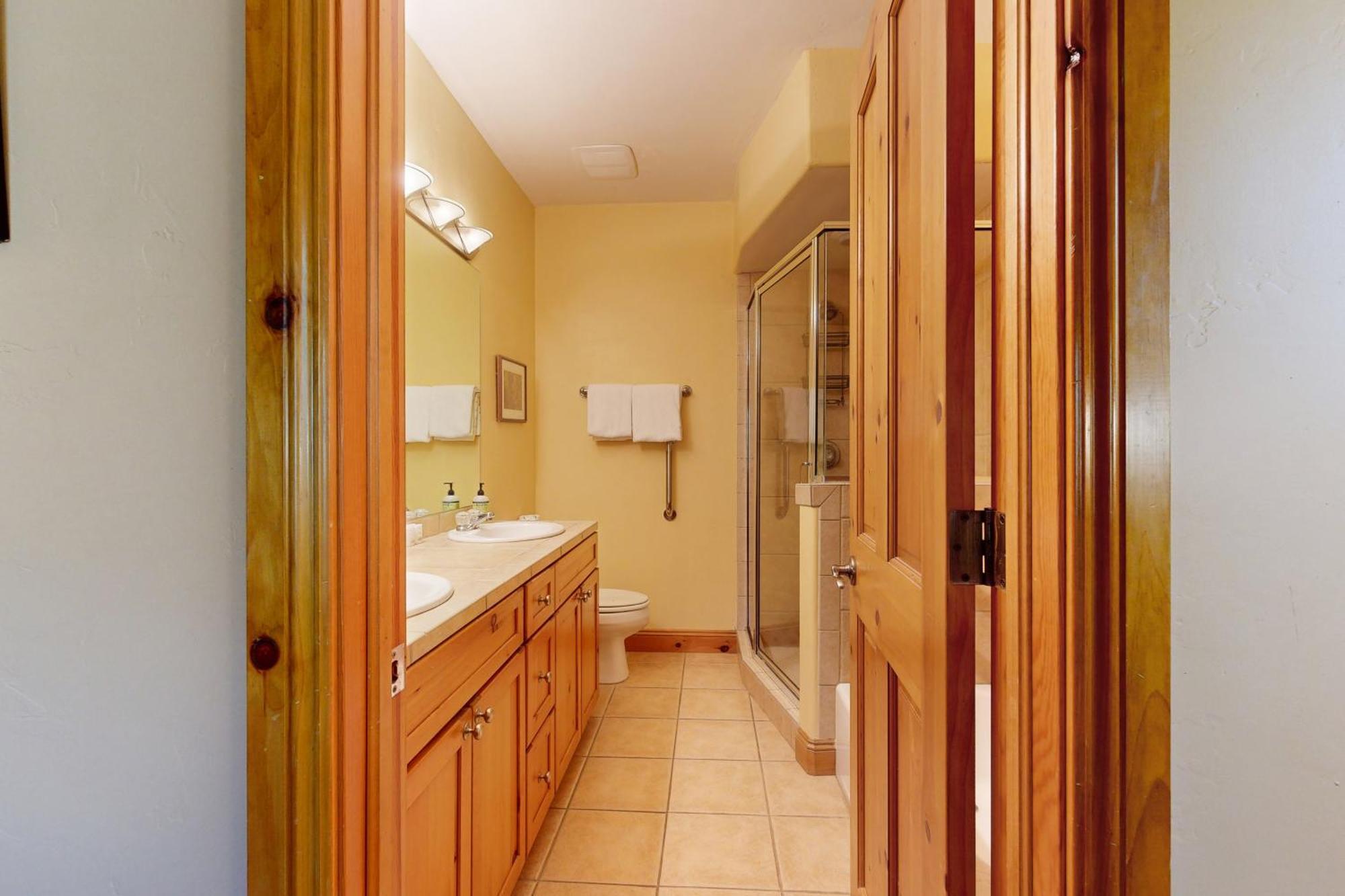 Beautiful East 3 Bedroom W/hot Tub On Shuttle Route. Vail