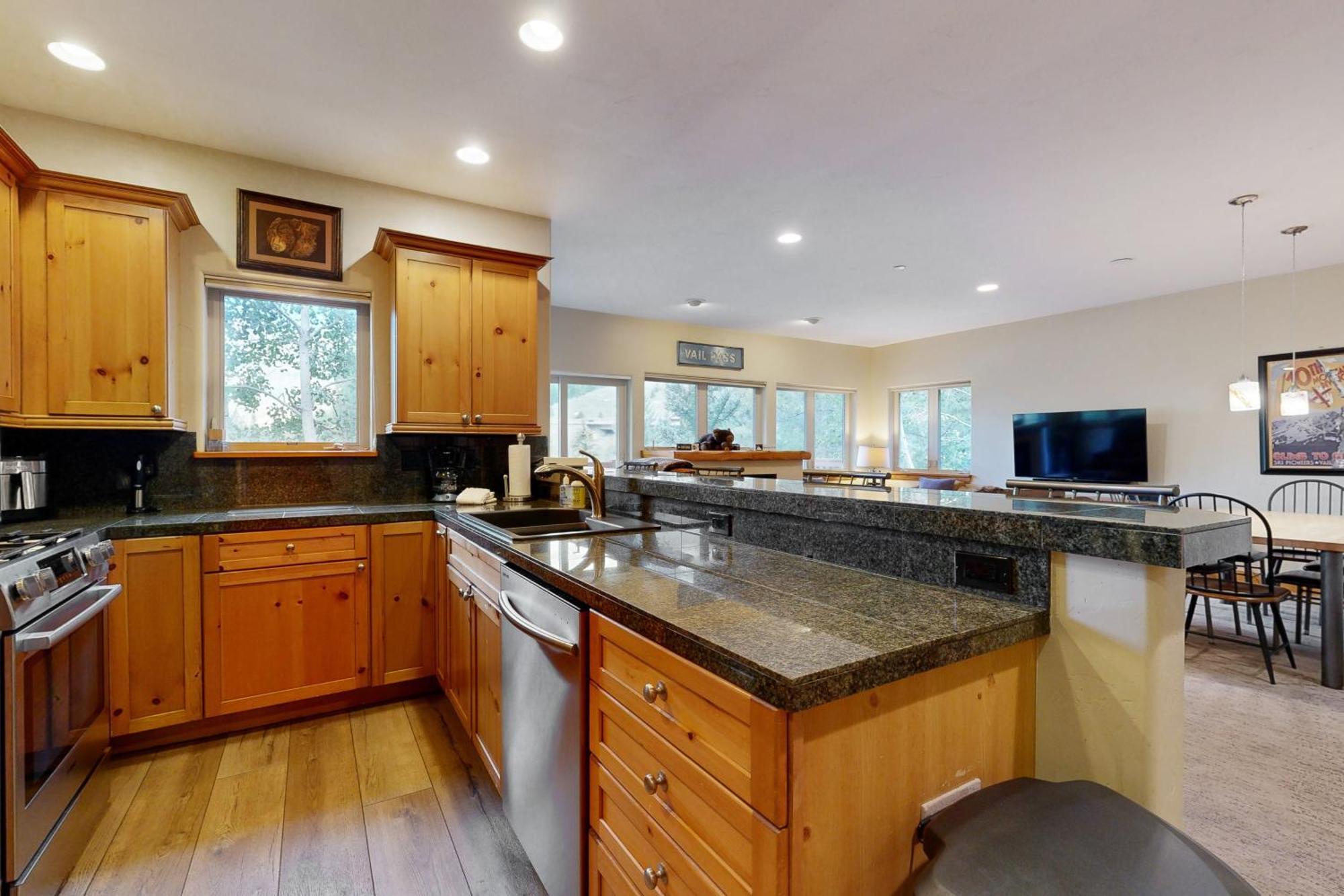 Beautiful East 3 Bedroom W/hot Tub On Shuttle Route. Apartment Vail