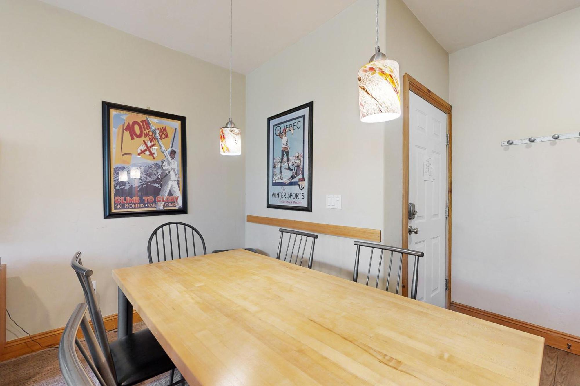 Beautiful East 3 Bedroom W/hot Tub On Shuttle Route. *
