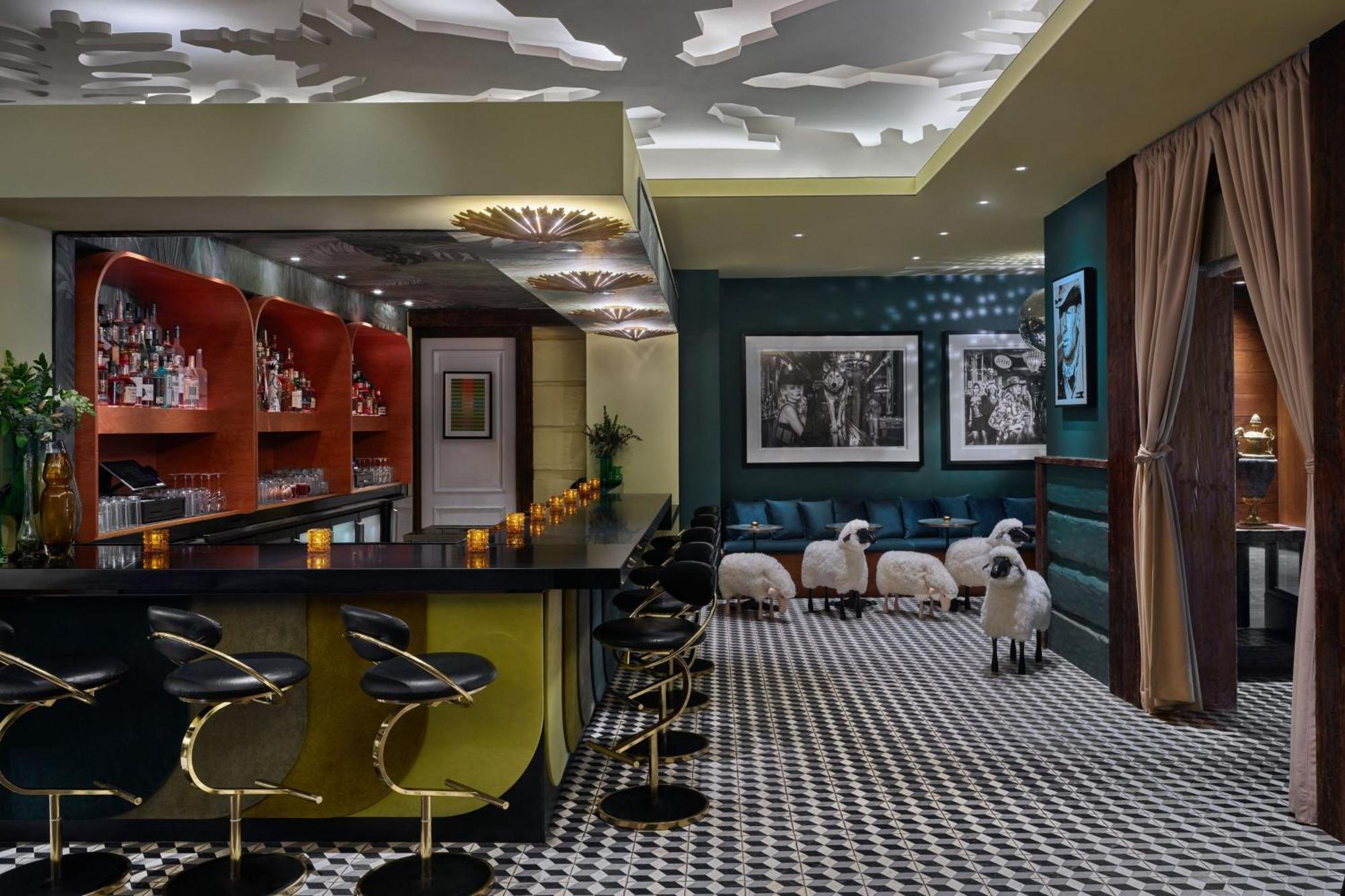 Hotel St. Regis Club, *
