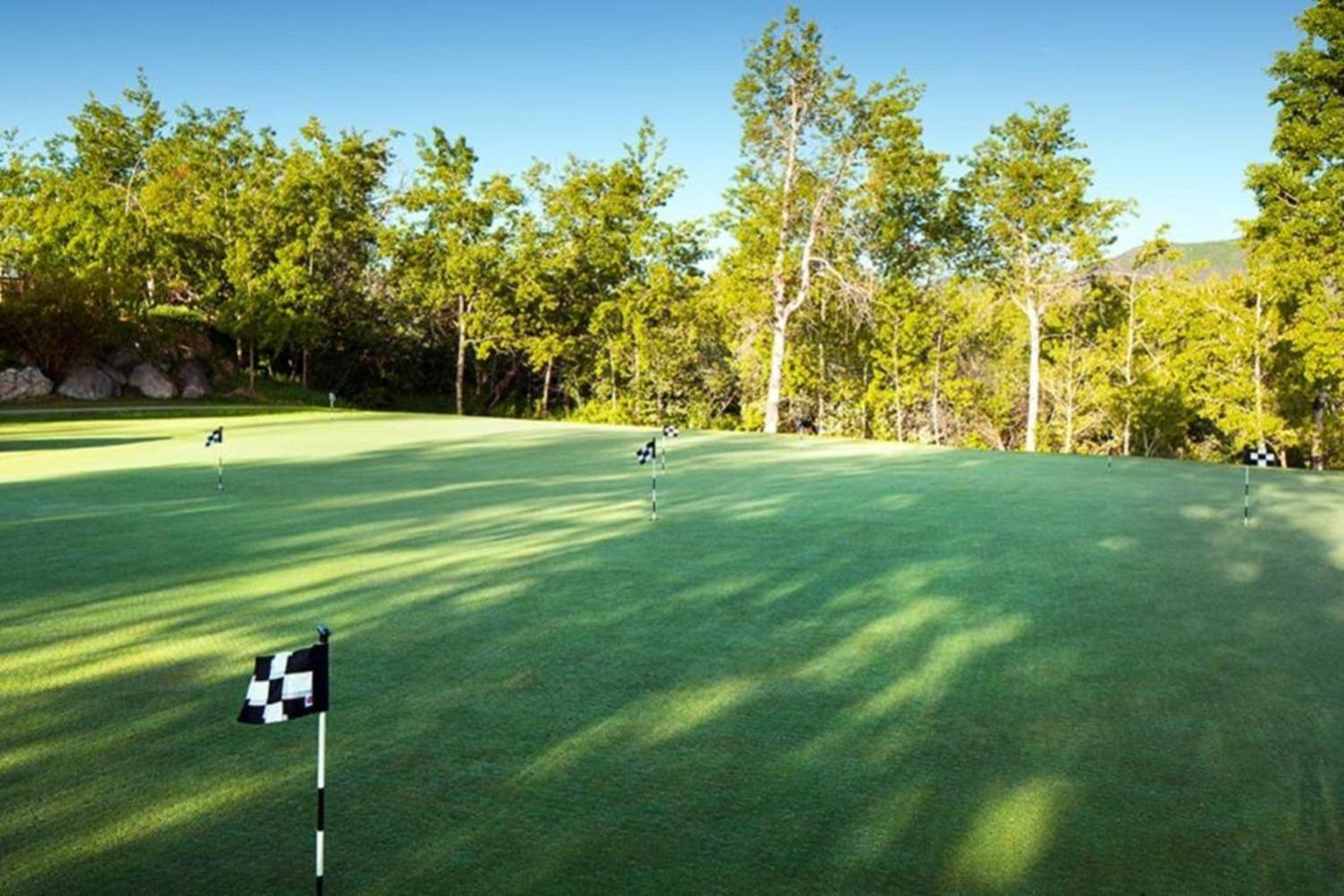 Focused With Amenities Including Dining Onsite Holiday home *