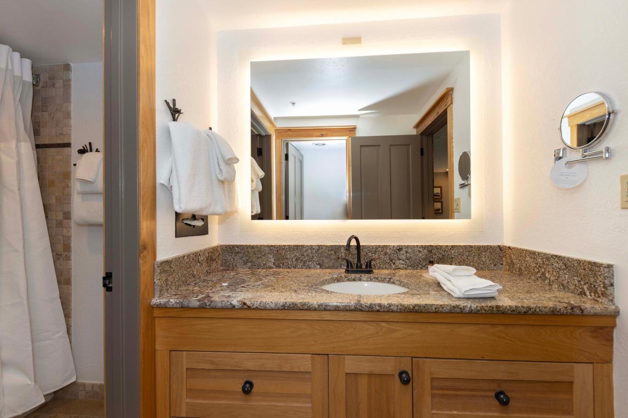 New! Marriott Slope View & Summer Luxury Sleeps 4 Full Kitchen, Amenities & Paid Parking