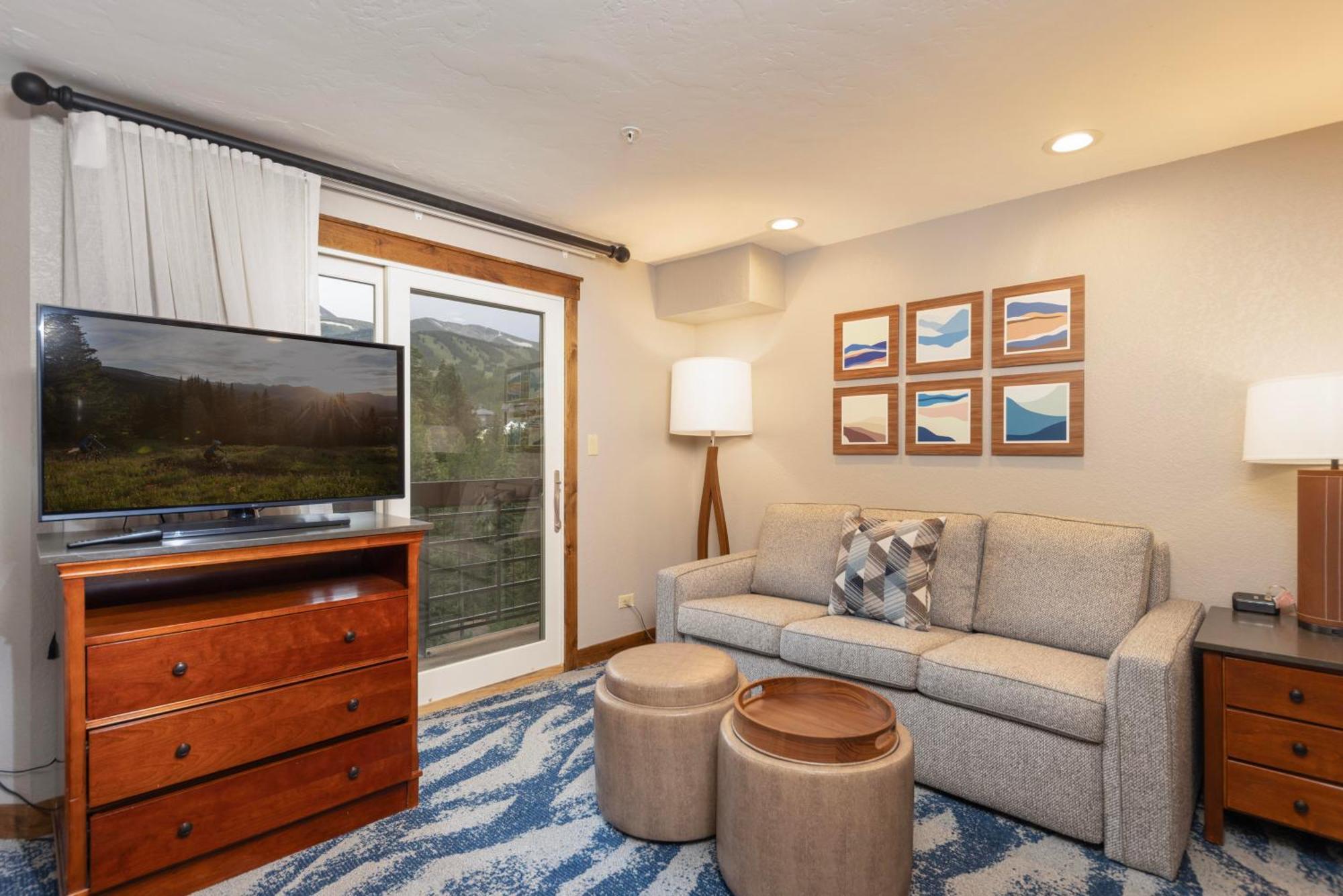 New! Marriott Slope View & Summer Luxury Sleeps 4 Full Kitchen, Amenities & Paid Parking