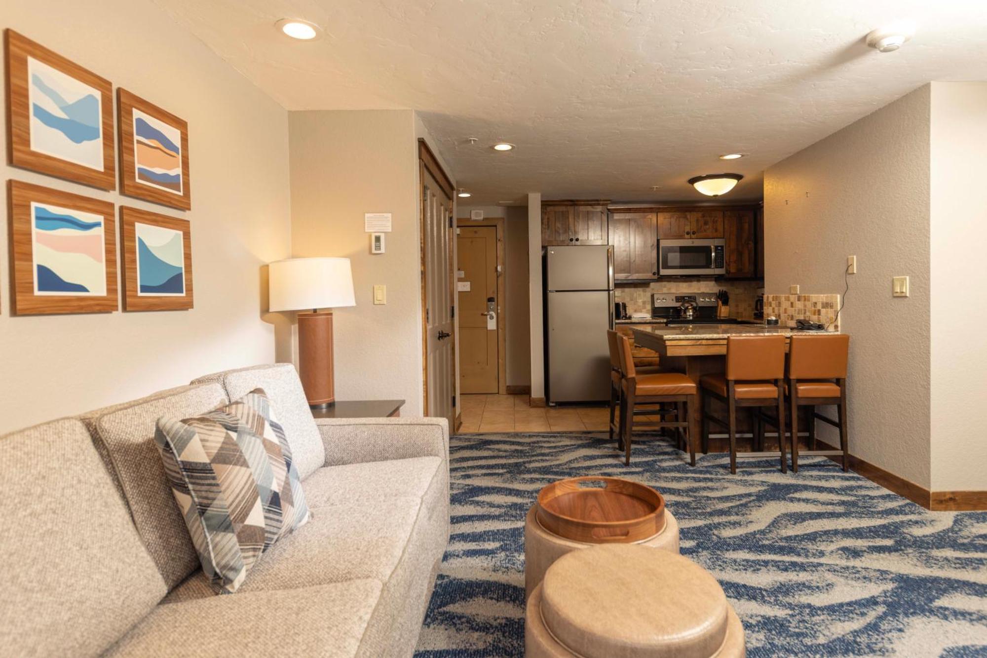 Aparthotel New! Marriott Slope View & Summer Luxury Sleeps 4 Full Kitchen, Amenities & Paid Parking *
